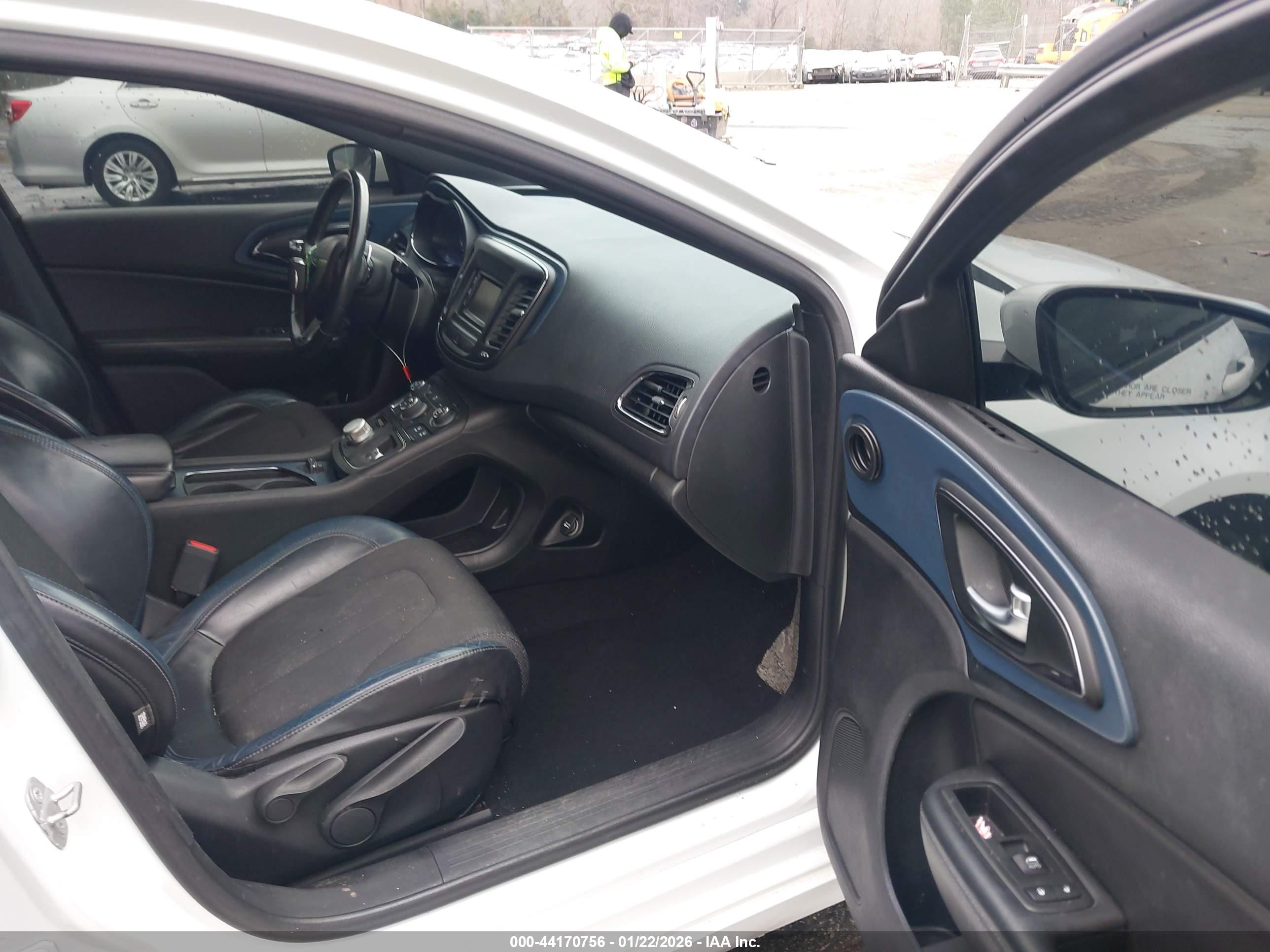 CHRYSLER 200 image 5