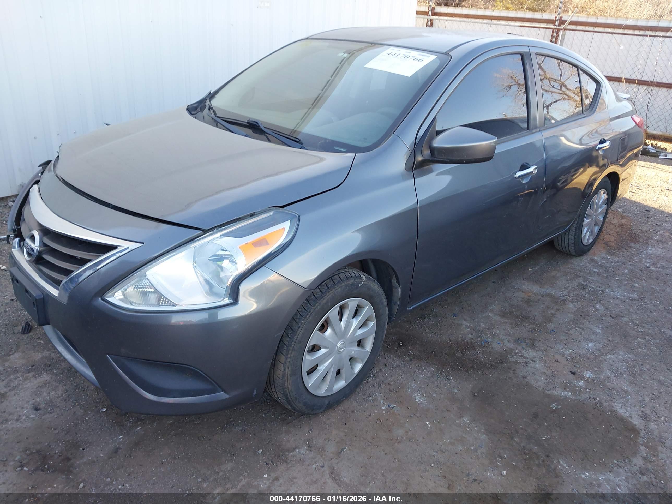 NISSAN VERSA image 2