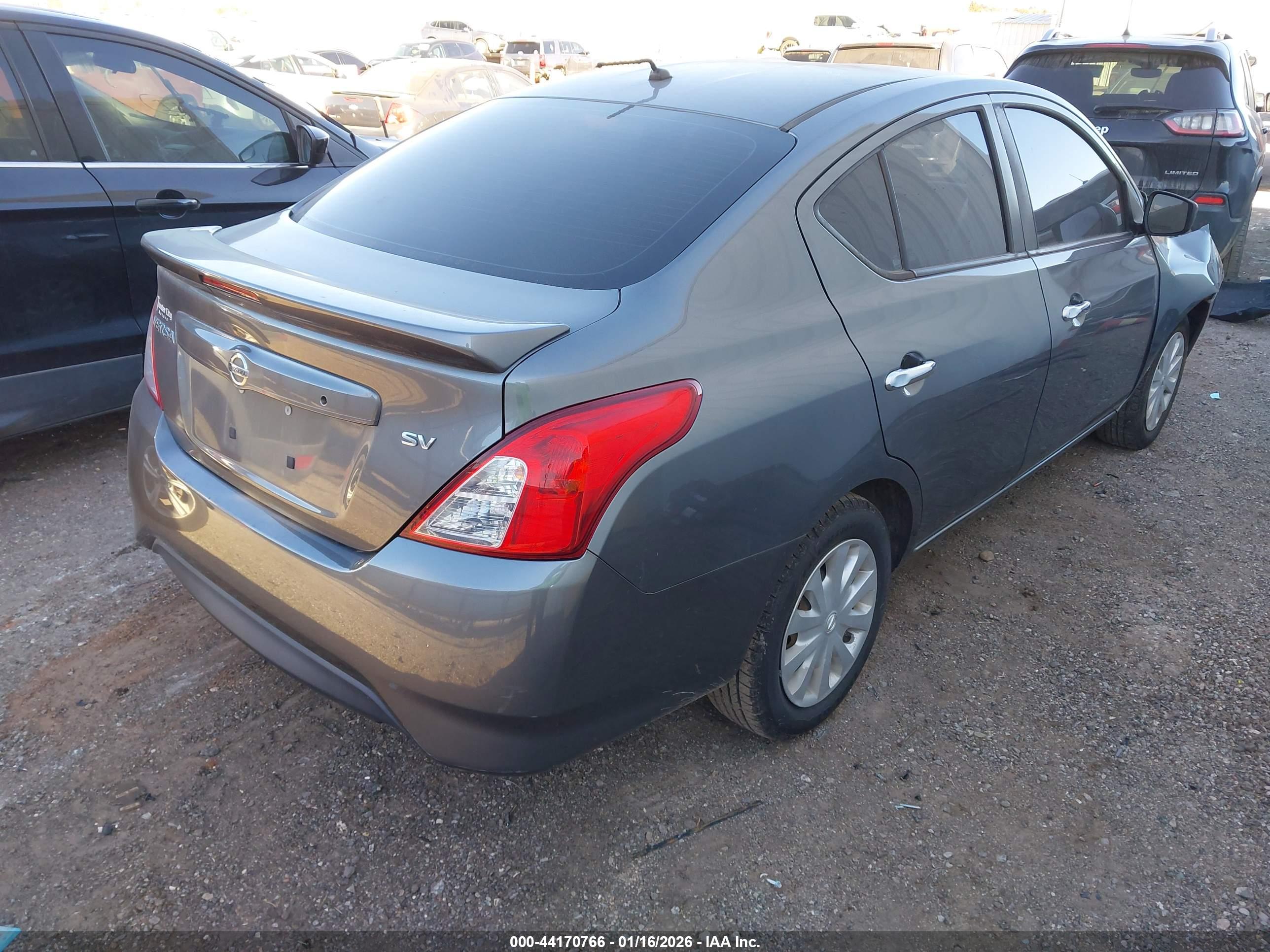 NISSAN VERSA image 4
