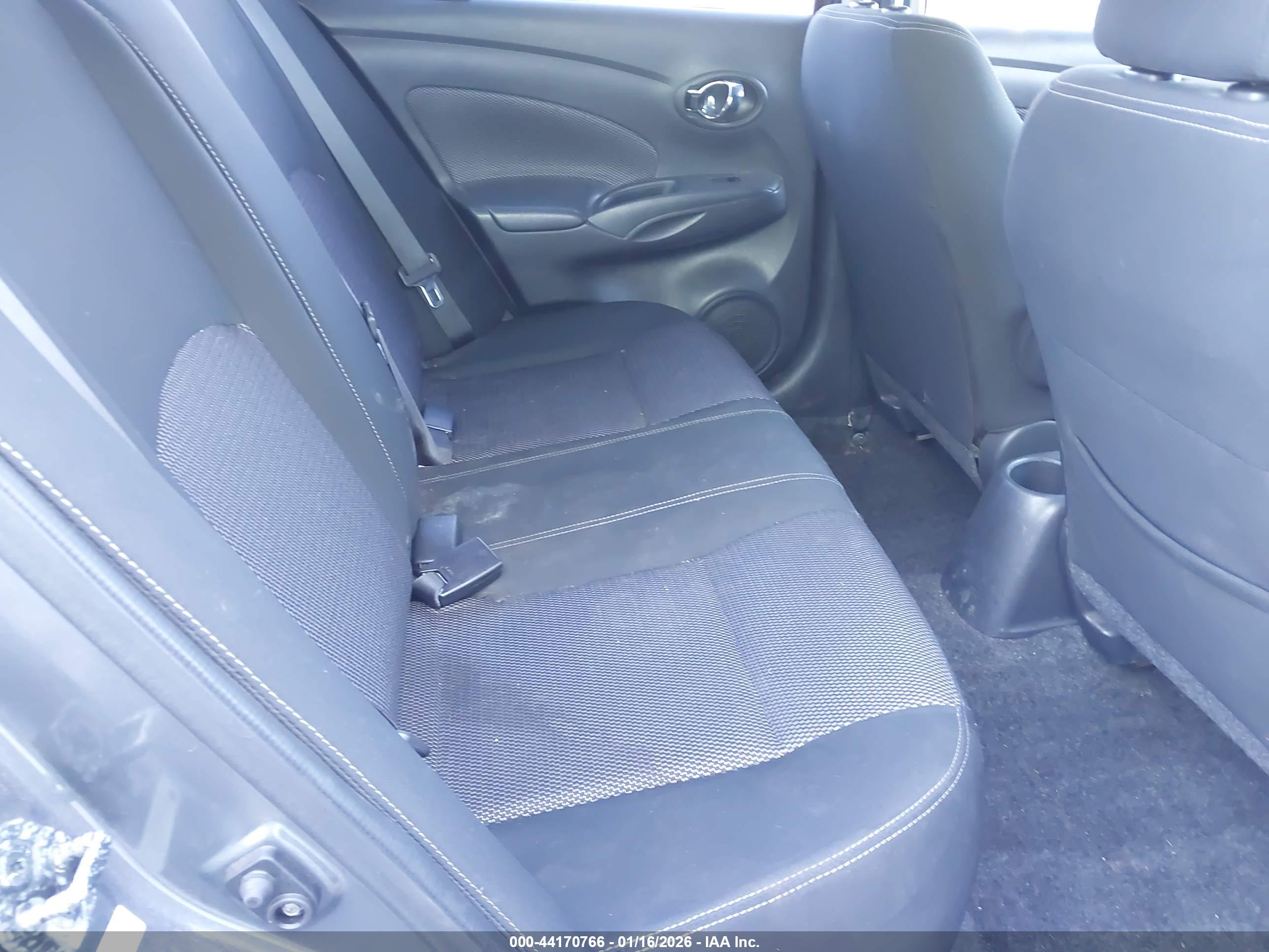 NISSAN VERSA image 8