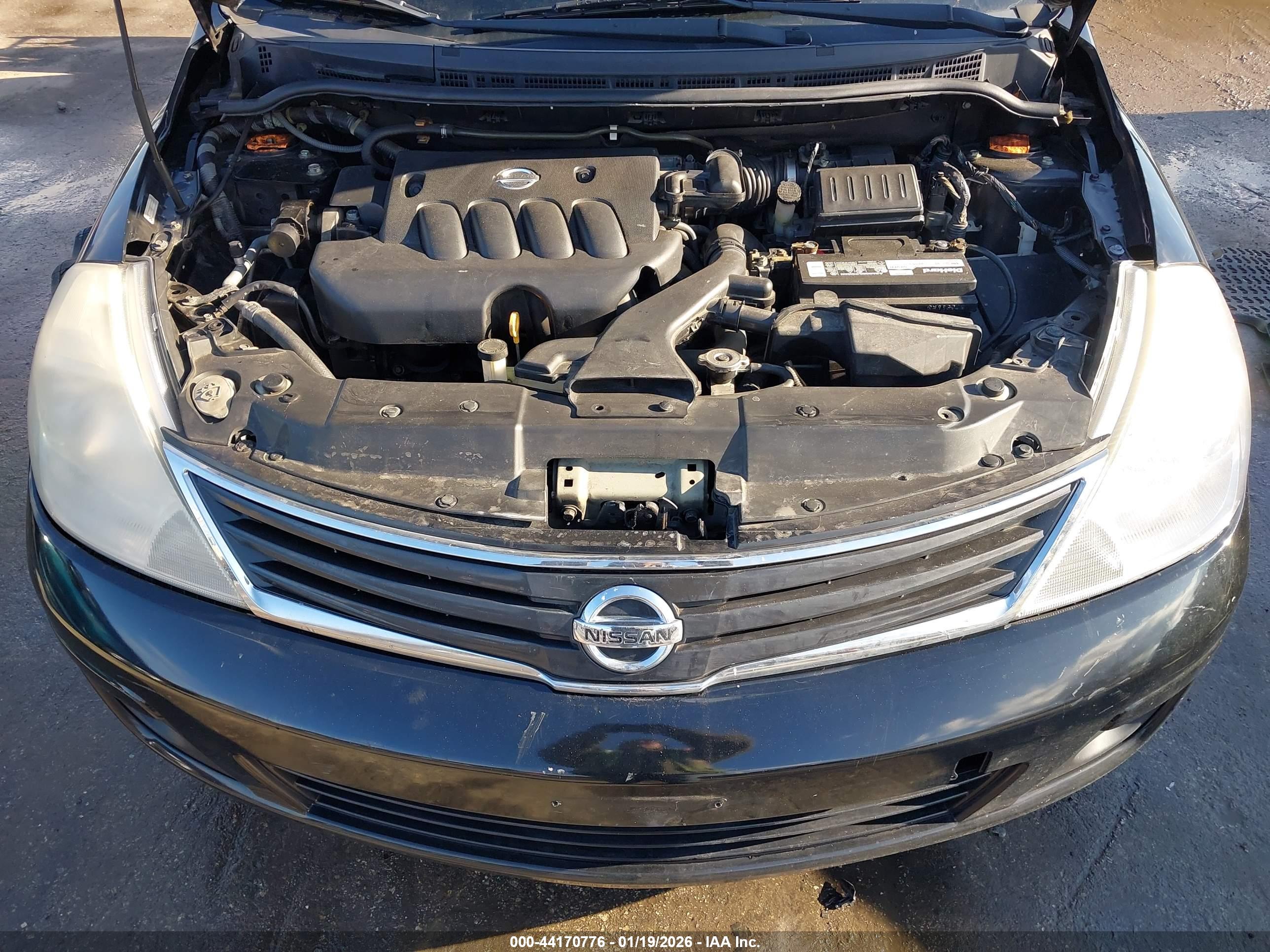 NISSAN VERSA image 10