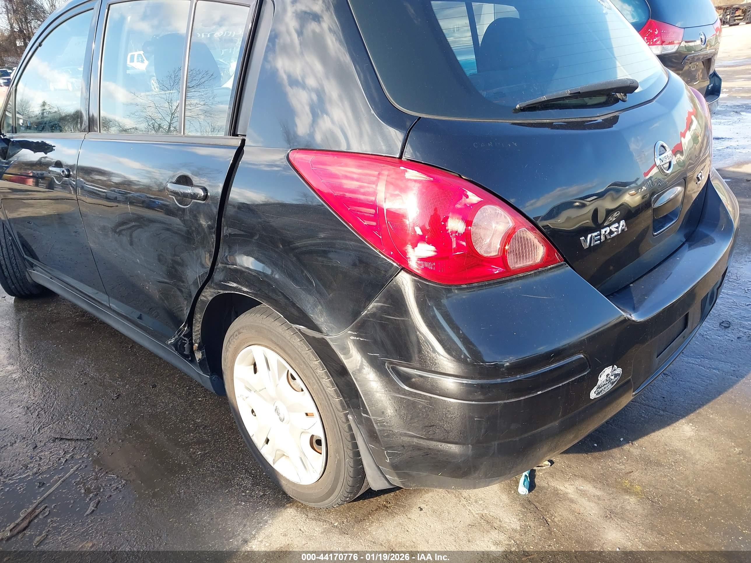NISSAN VERSA image 6