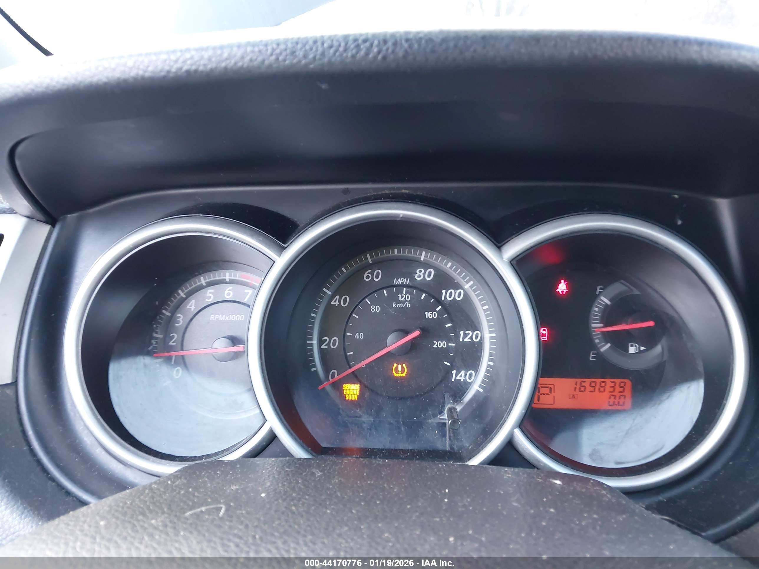 NISSAN VERSA image 7