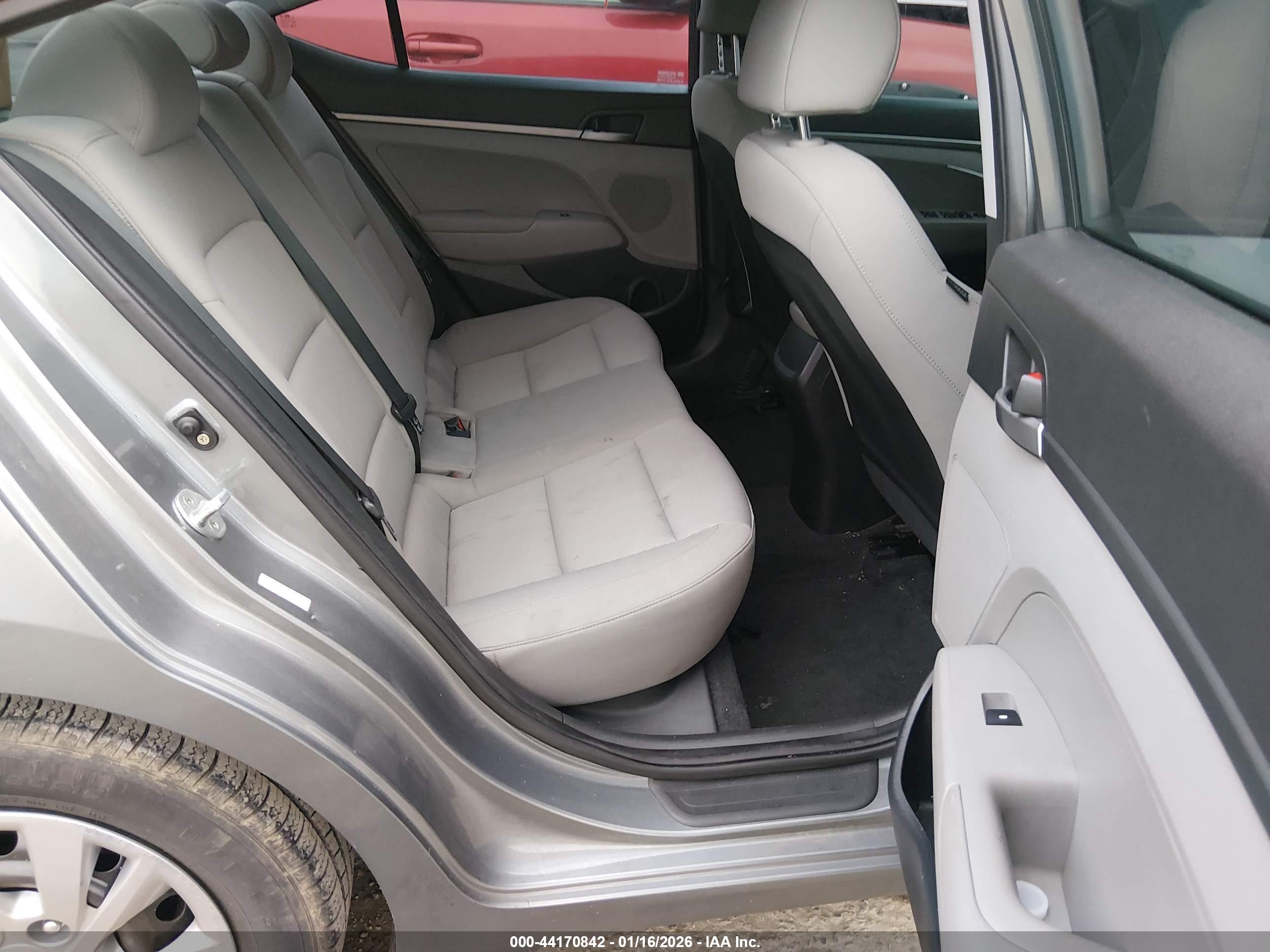 HYUNDAI ELANTRA image 8