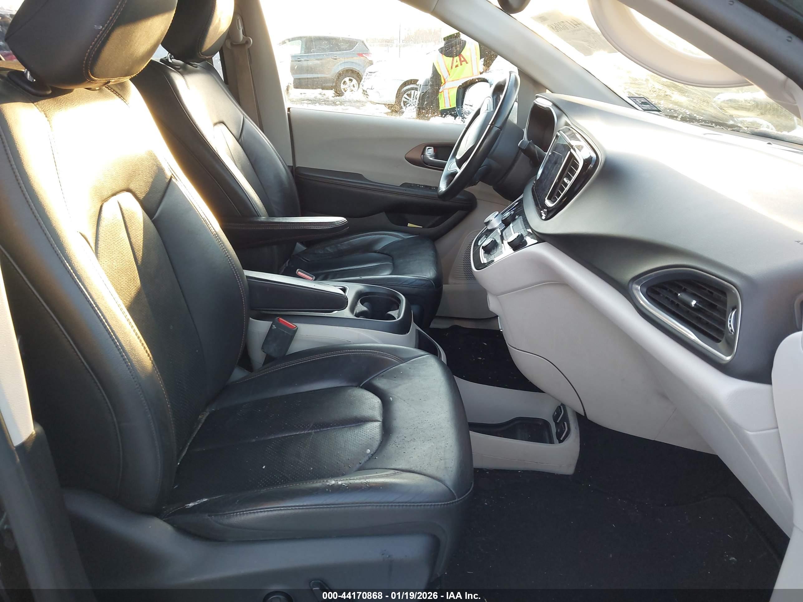 CHRYSLER PACIFICA image 5