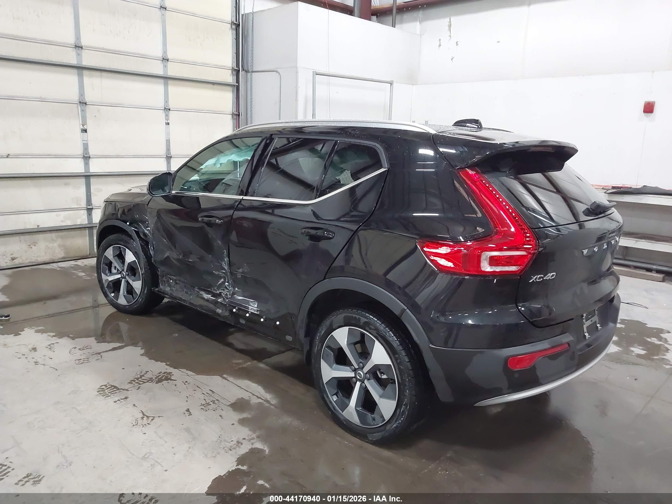 VOLVO XC40 image 3