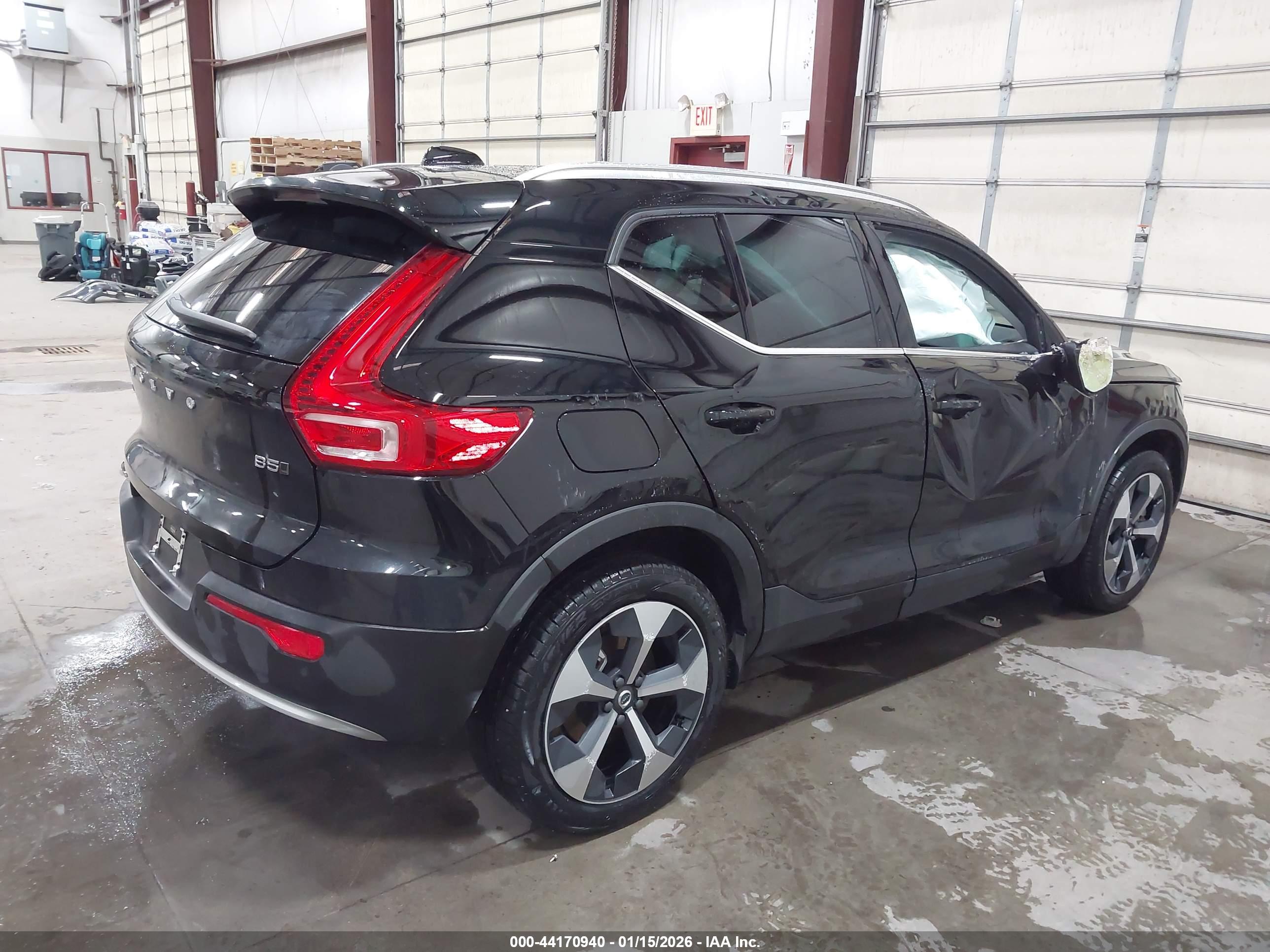 VOLVO XC40 image 4