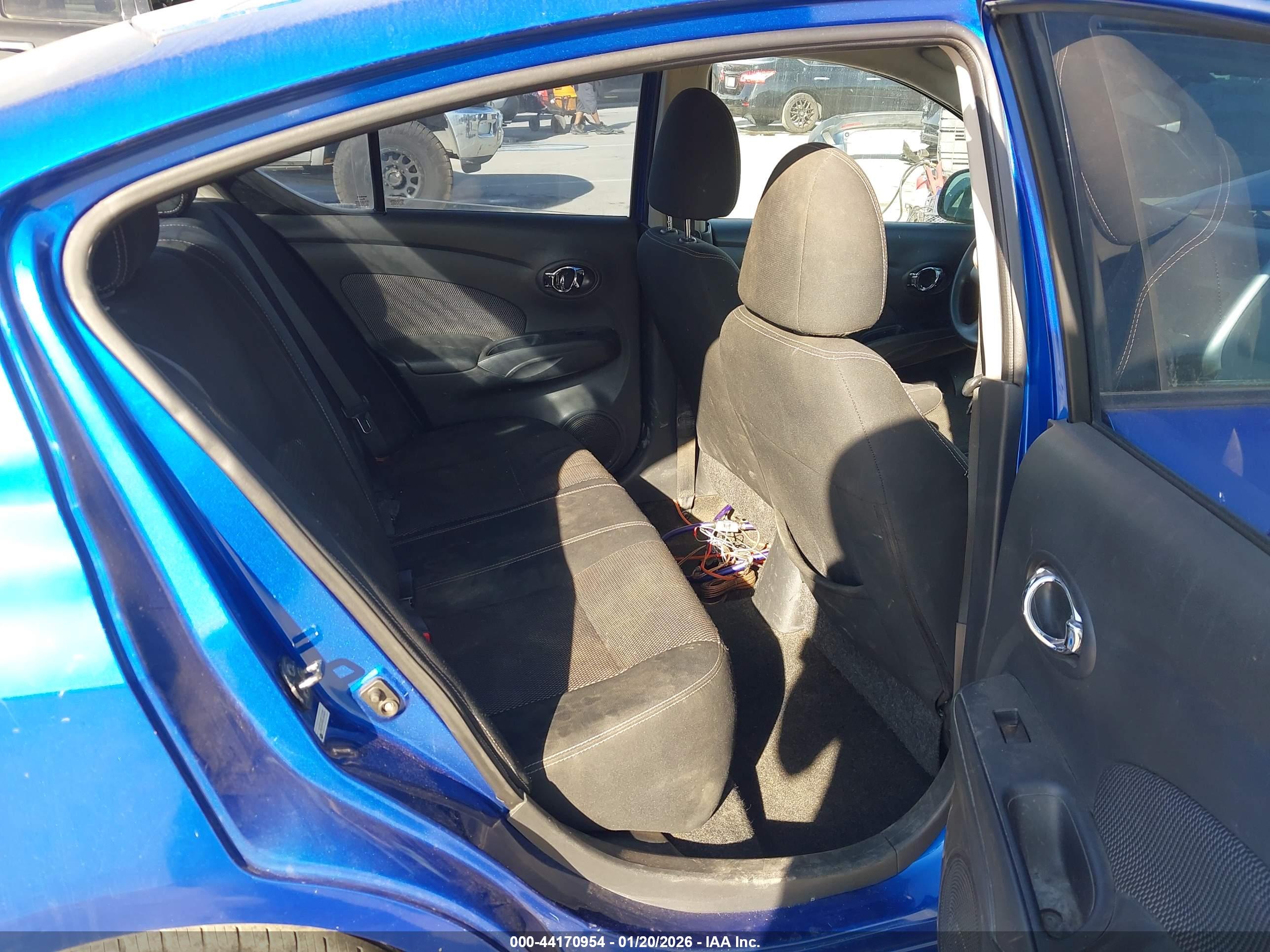 NISSAN VERSA image 8