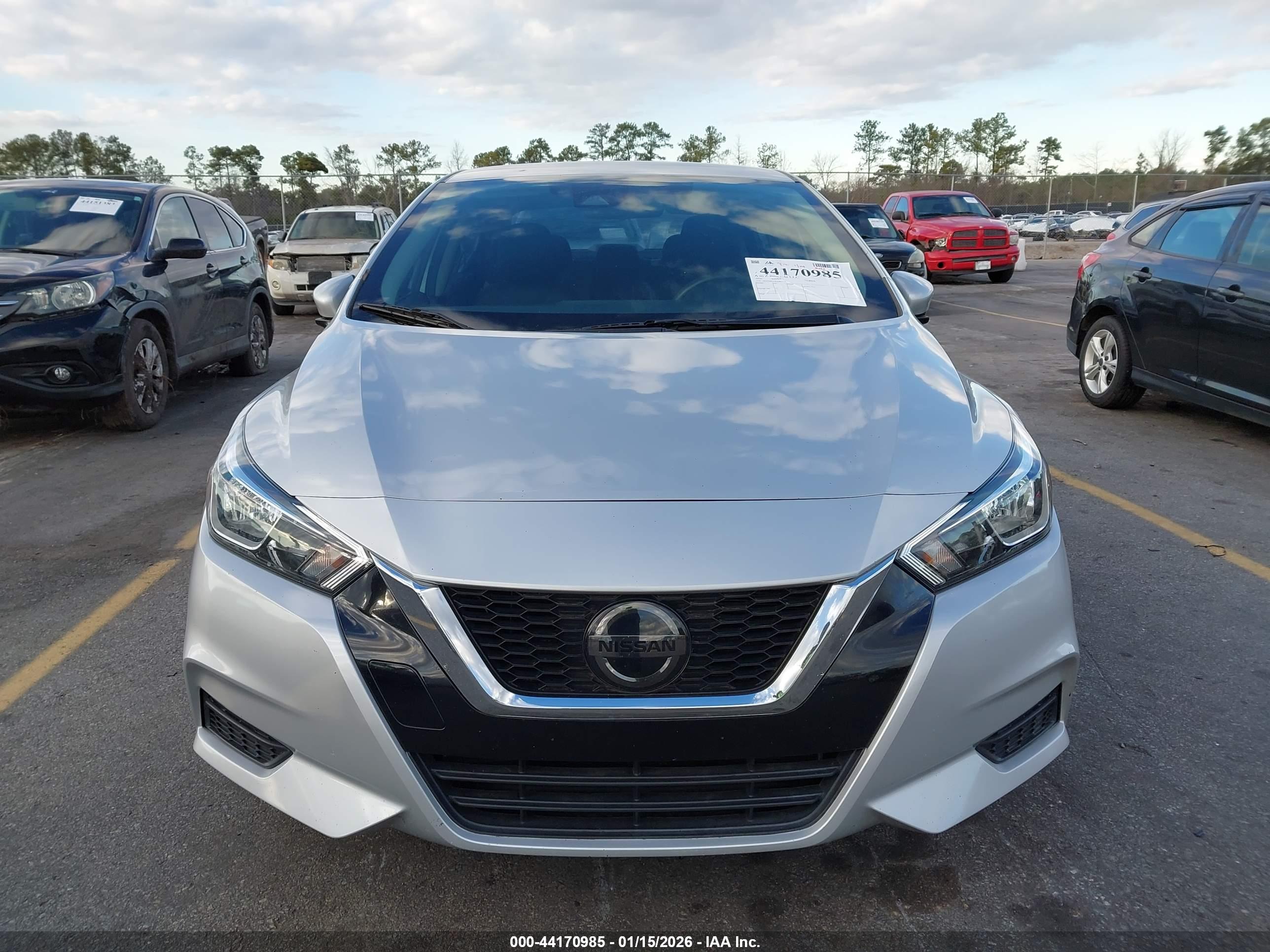 NISSAN VERSA image 6