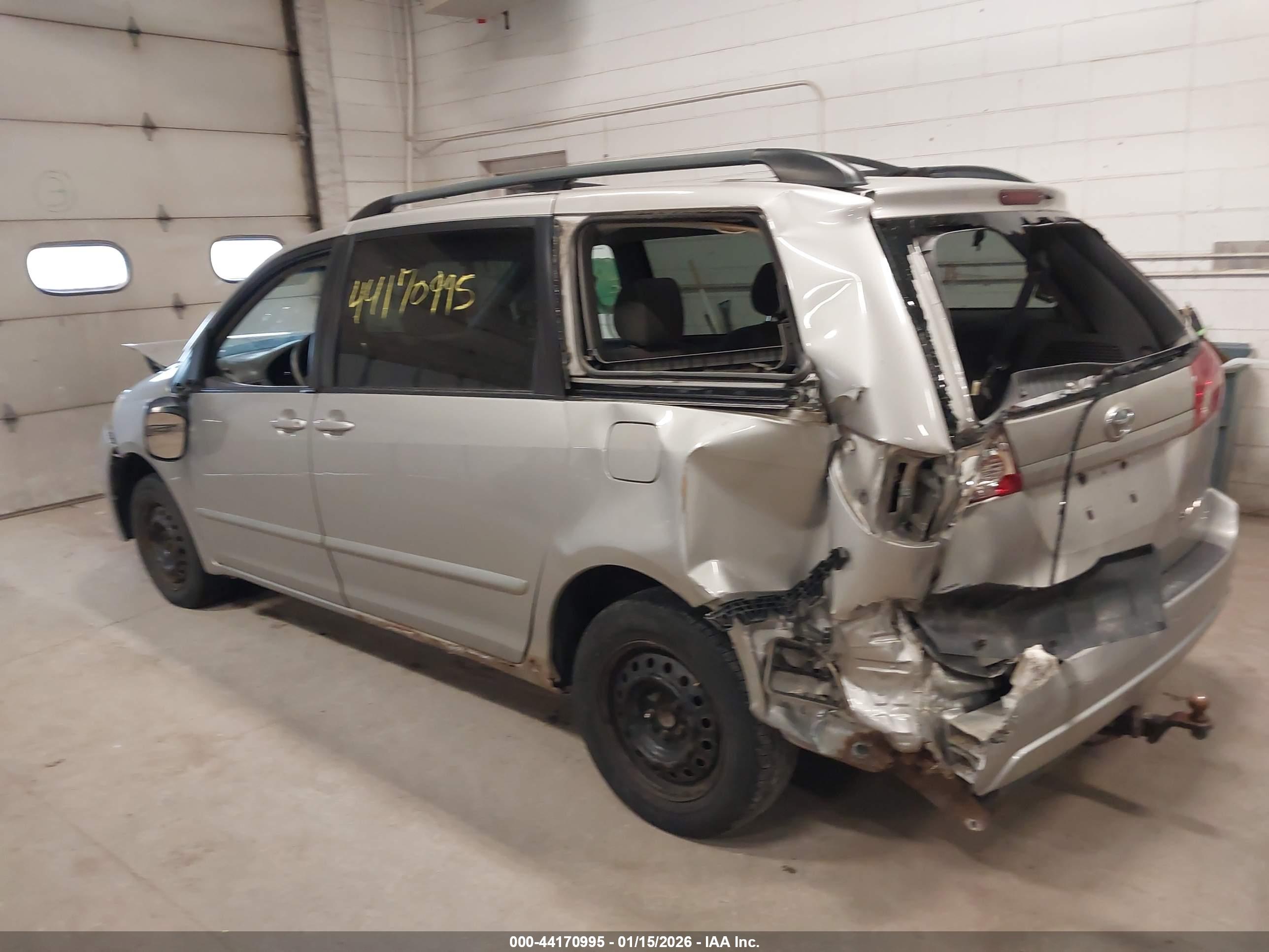 TOYOTA SIENNA image 3
