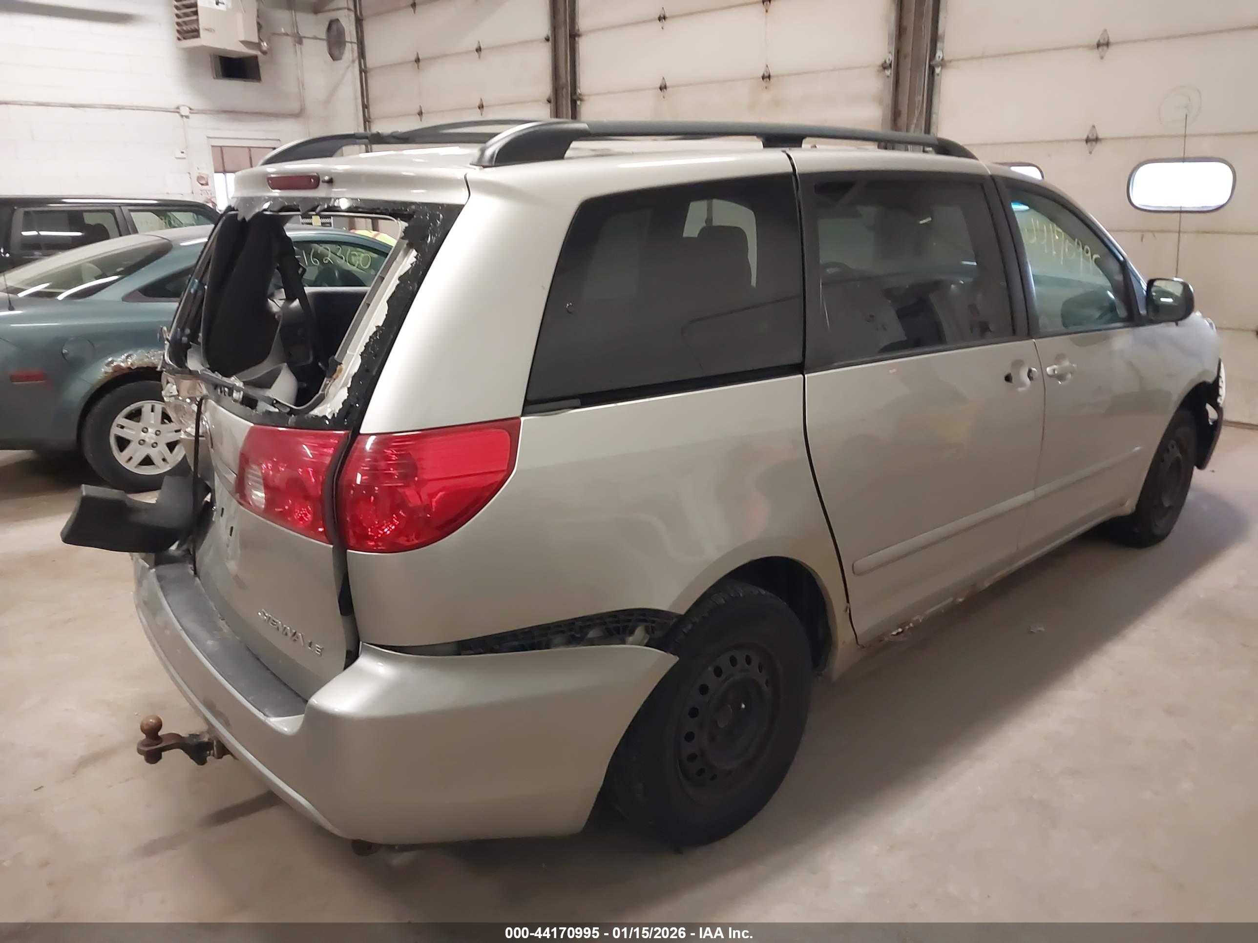 TOYOTA SIENNA image 4
