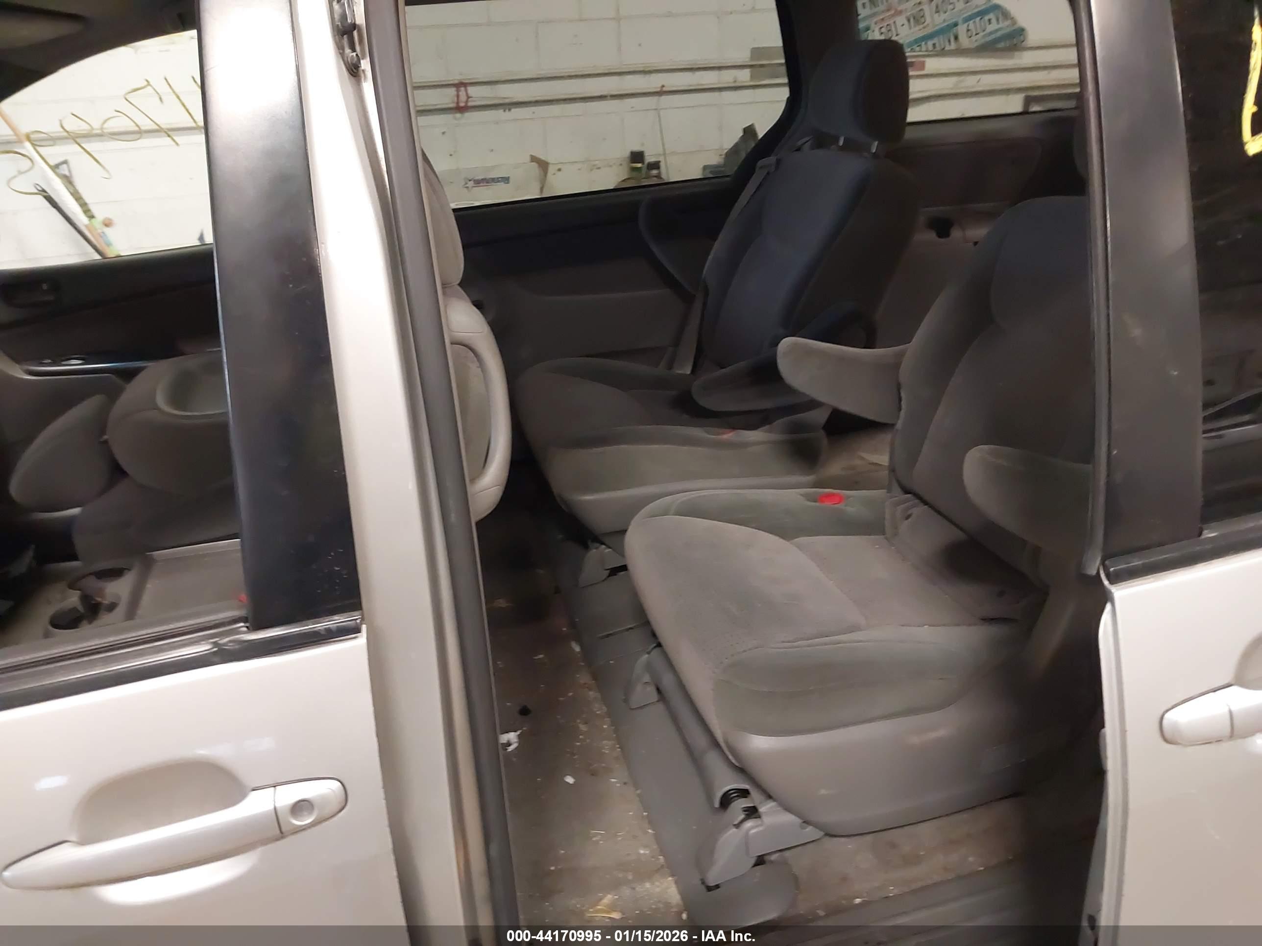 TOYOTA SIENNA image 8