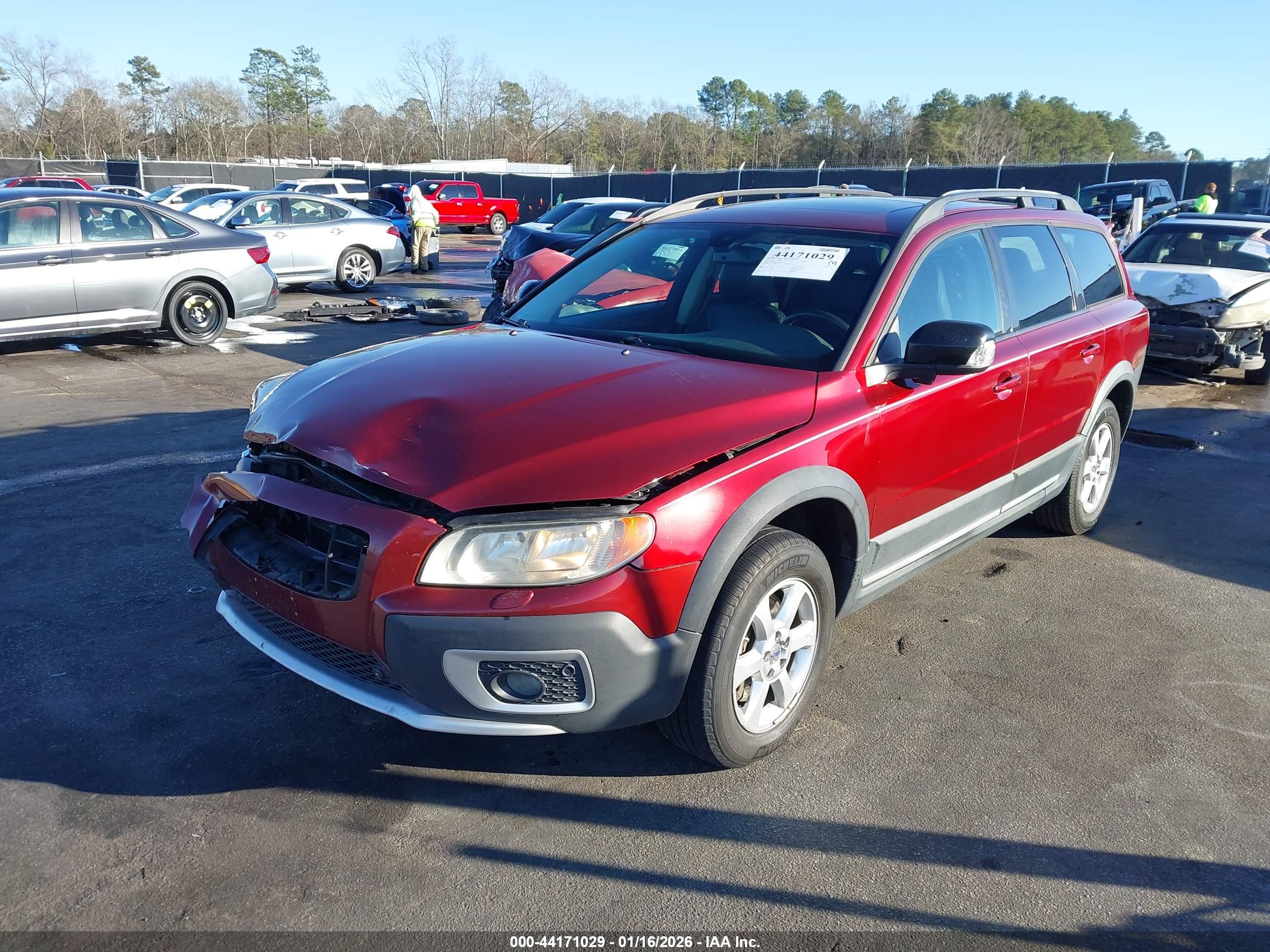 VOLVO XC70 image 2
