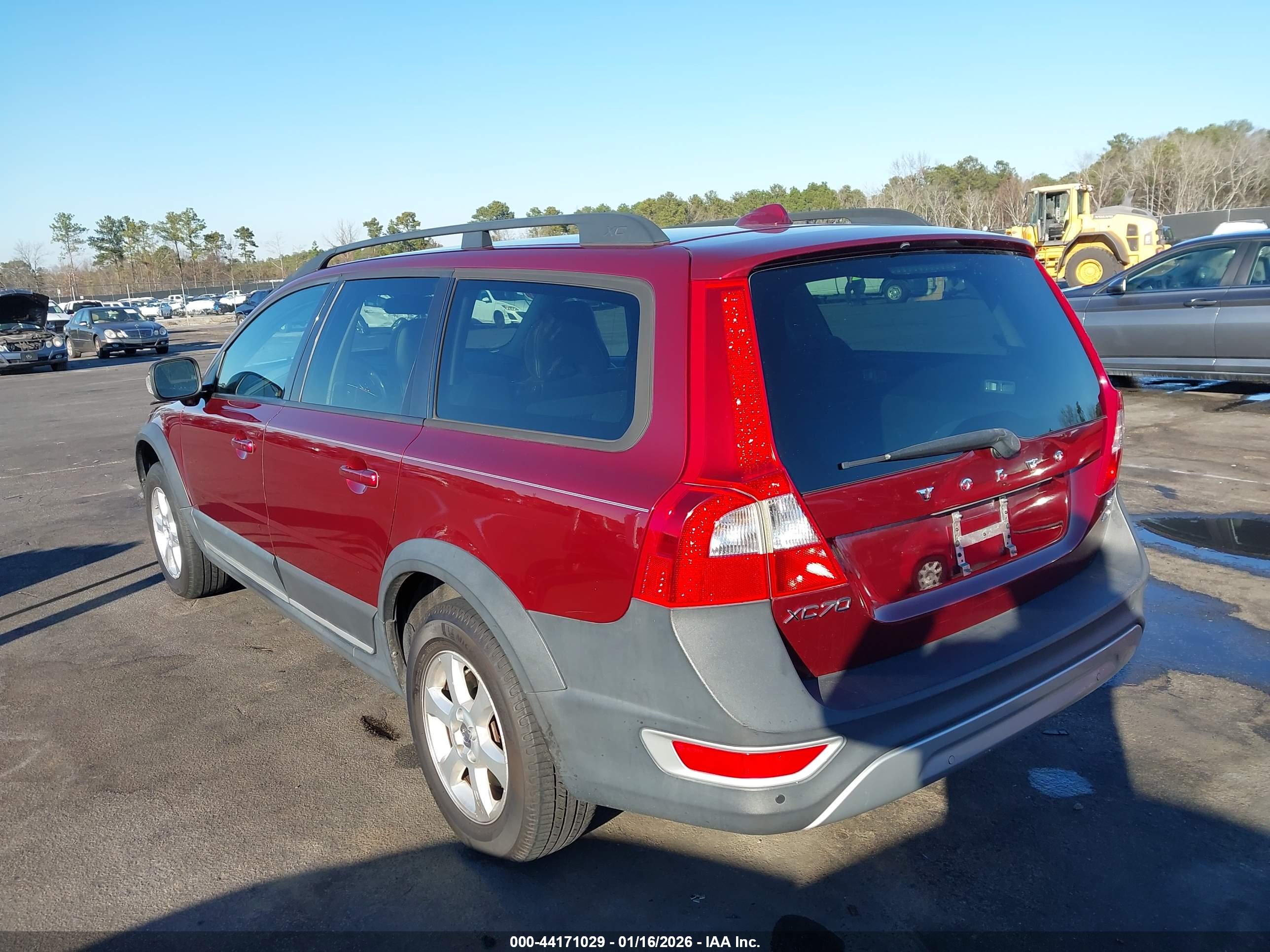 VOLVO XC70 image 3