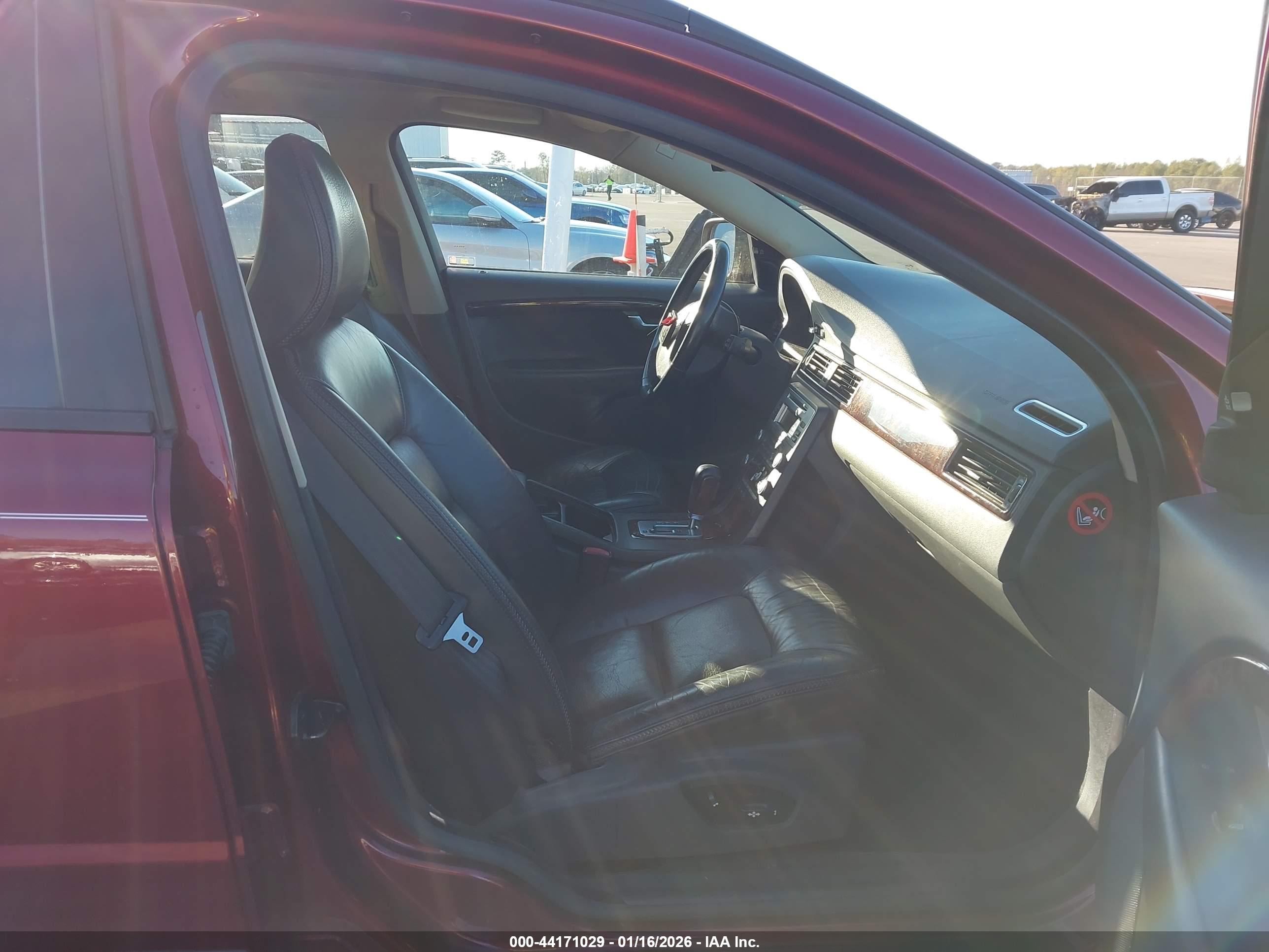 VOLVO XC70 image 5
