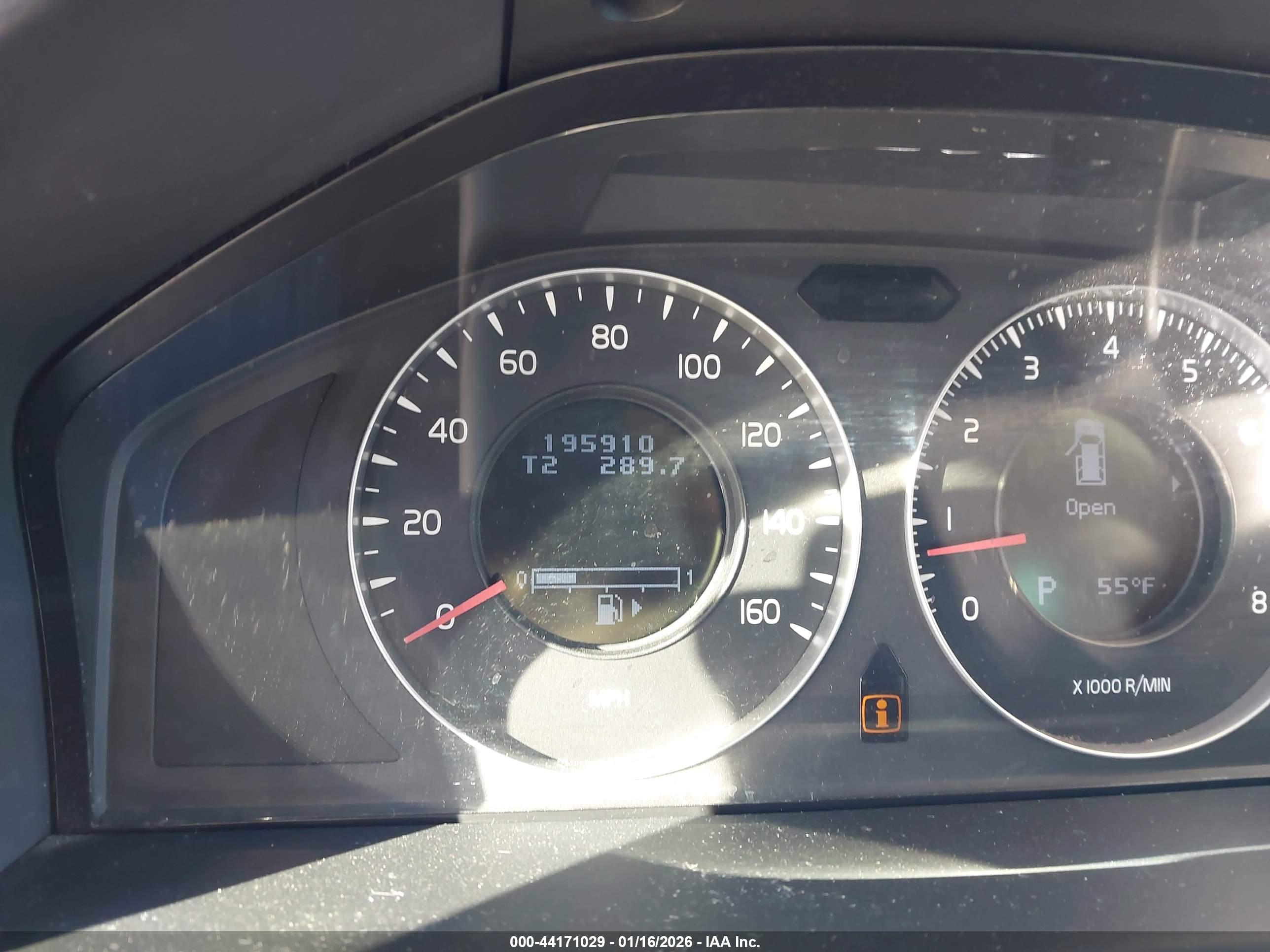 VOLVO XC70 image 7