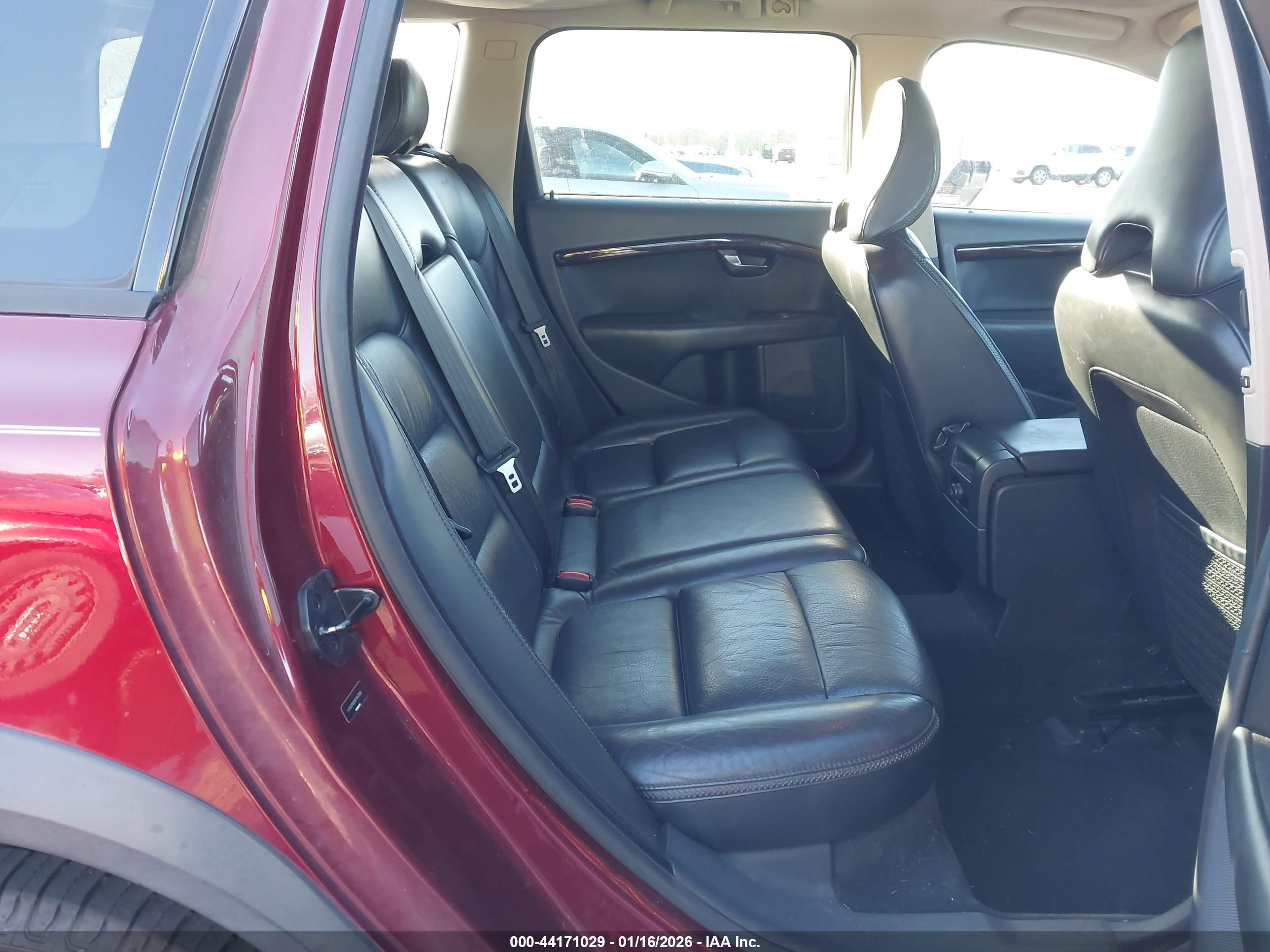 VOLVO XC70 image 8
