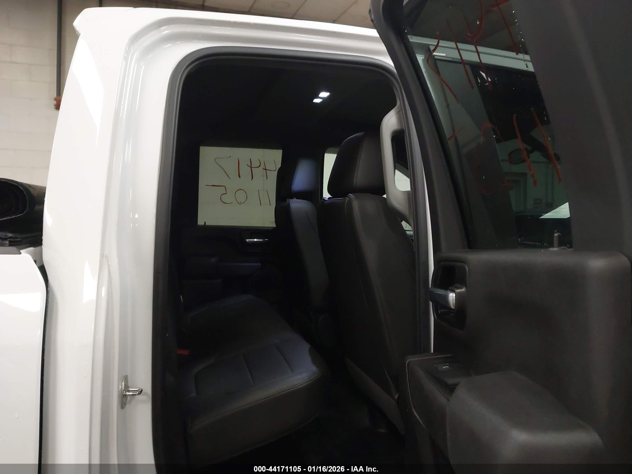 CHEVROLET SILVERADO image 7