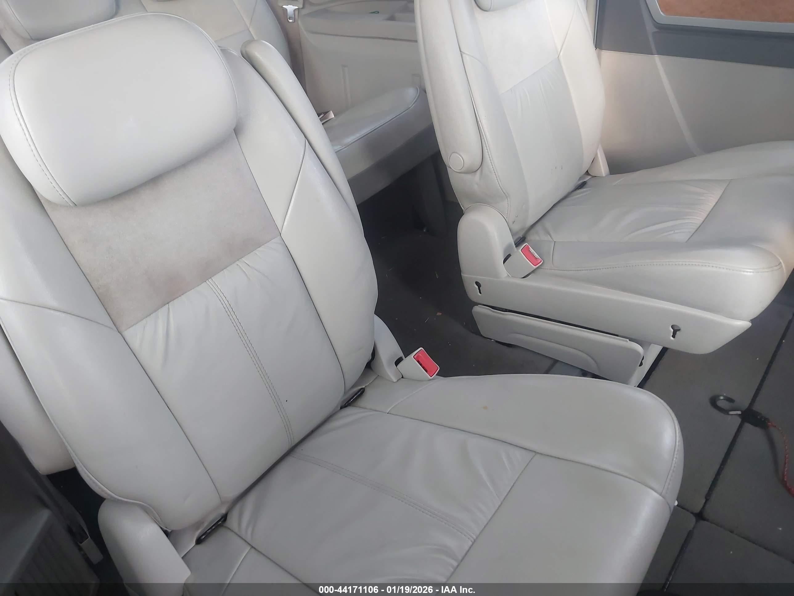 CHRYSLER TOWN image 8