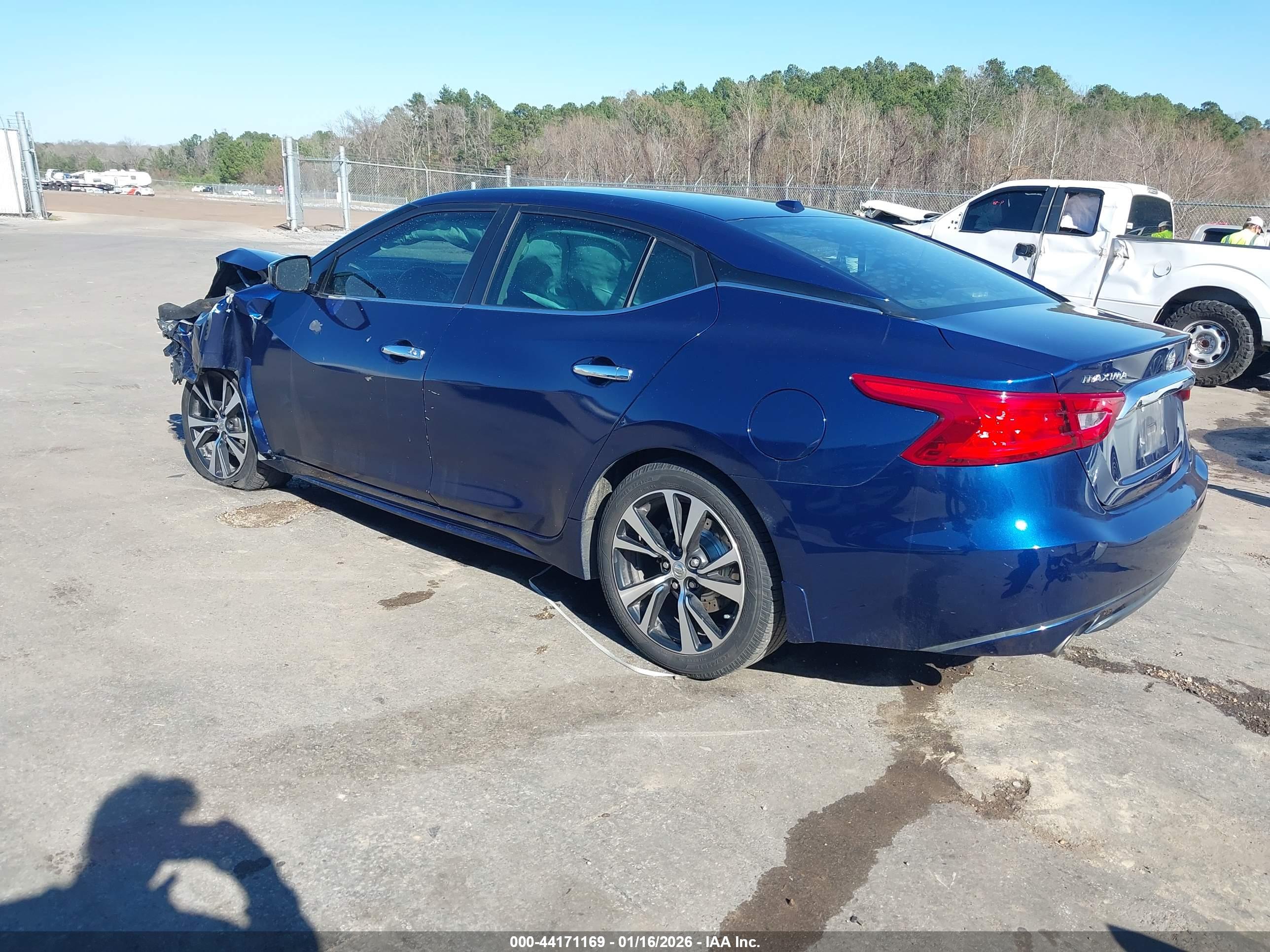 NISSAN MAXIMA image 3