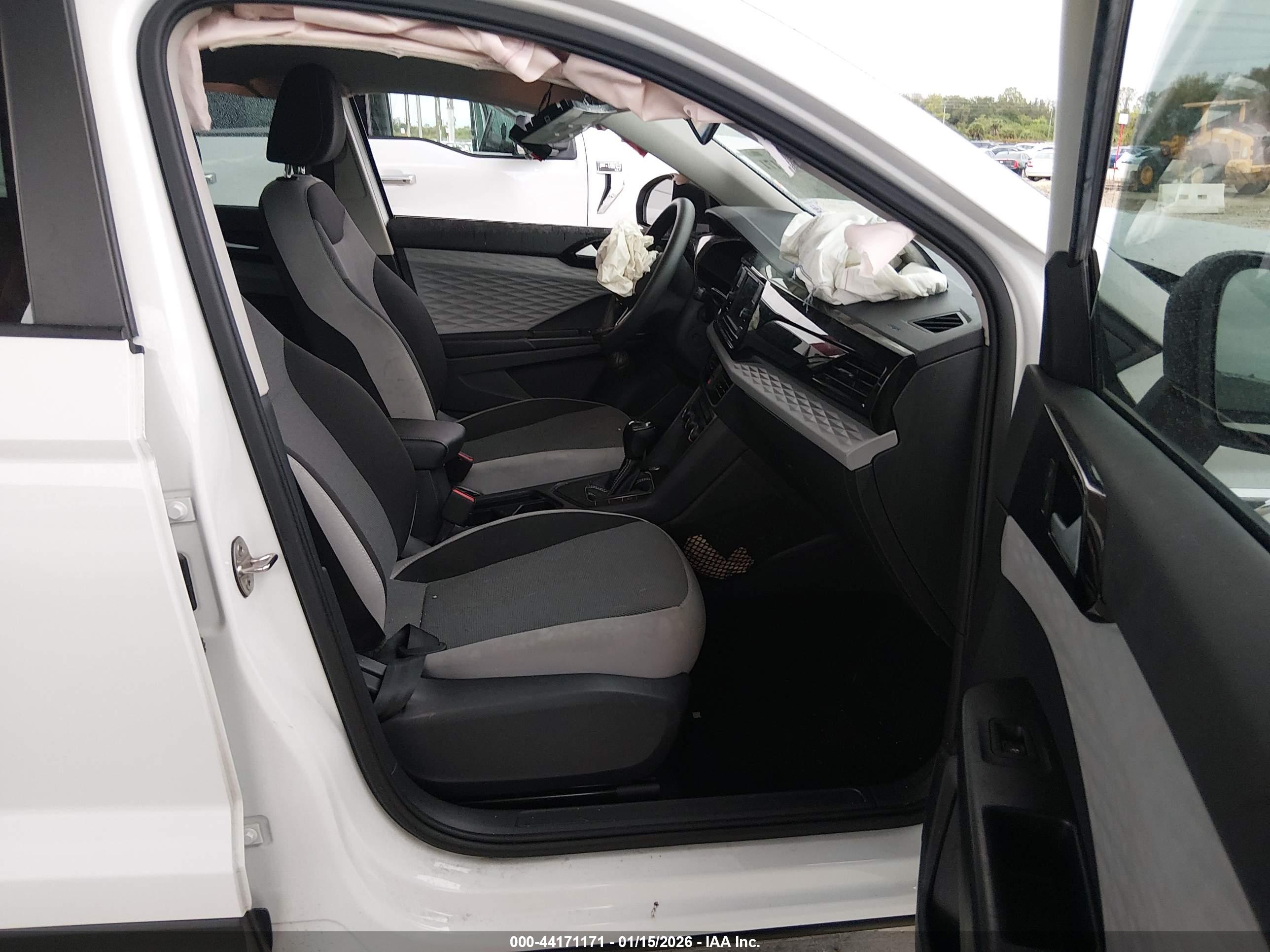 VOLKSWAGEN TAOS image 5