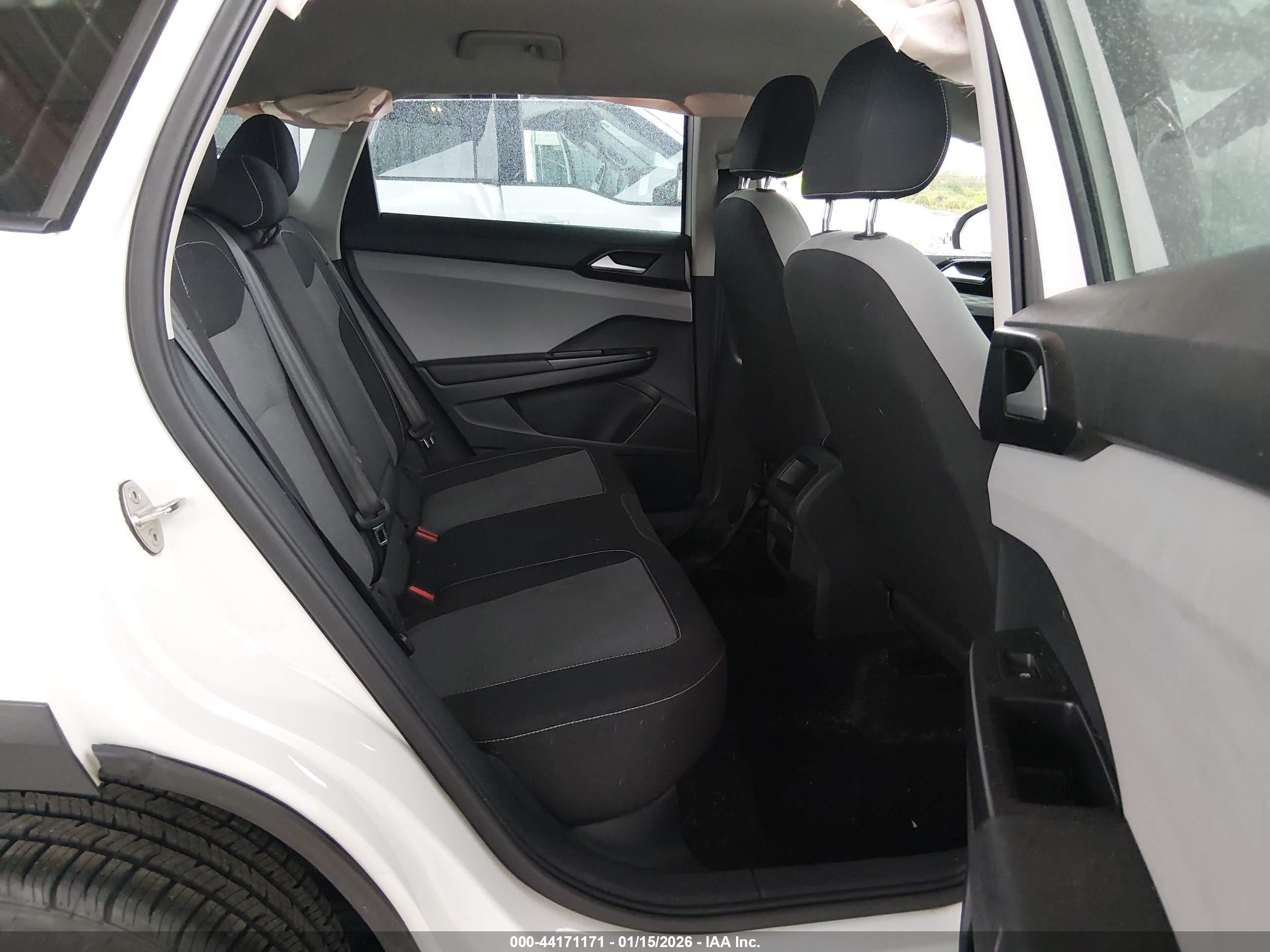 VOLKSWAGEN TAOS image 8