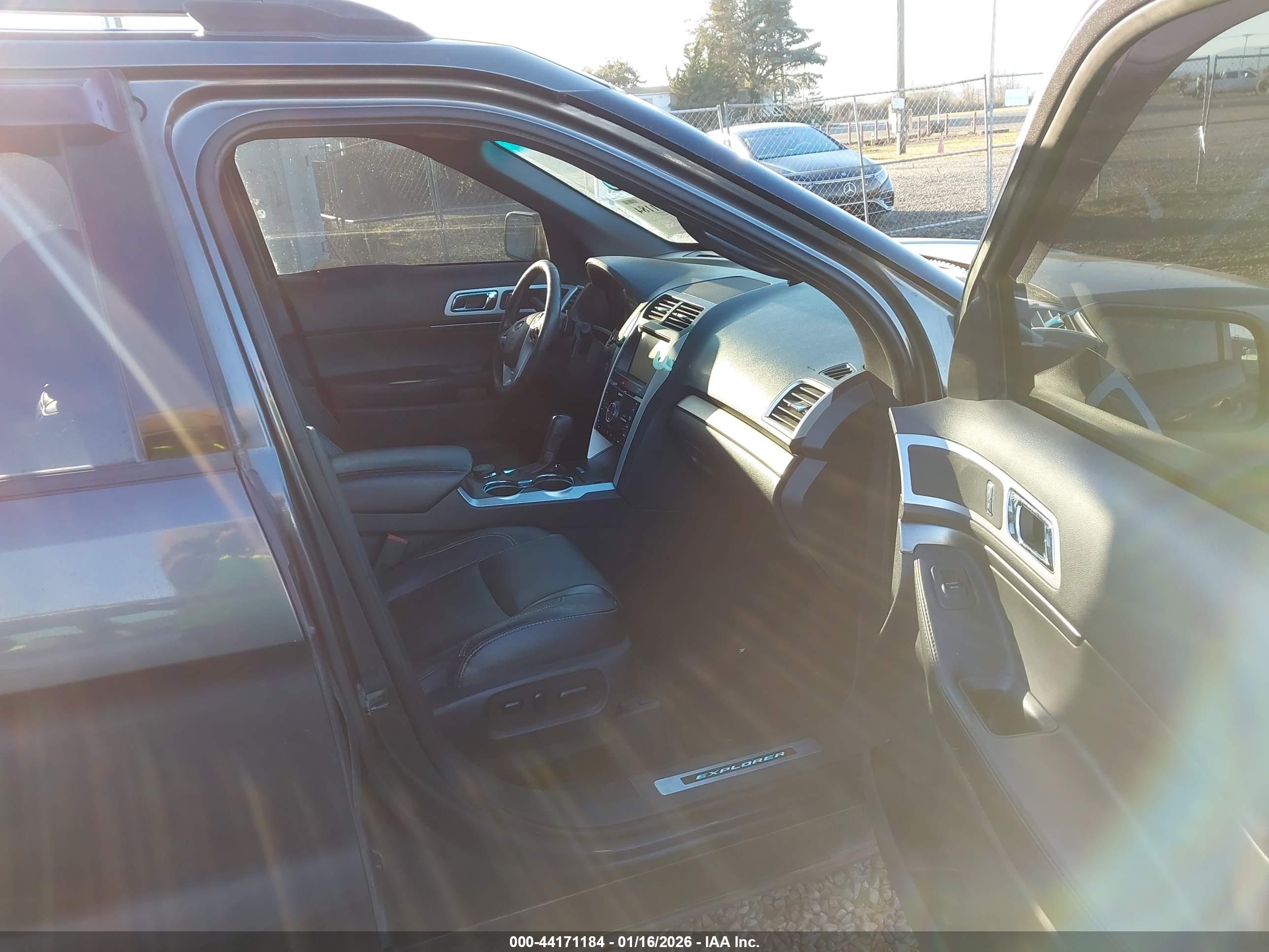 FORD EXPLORER image 5