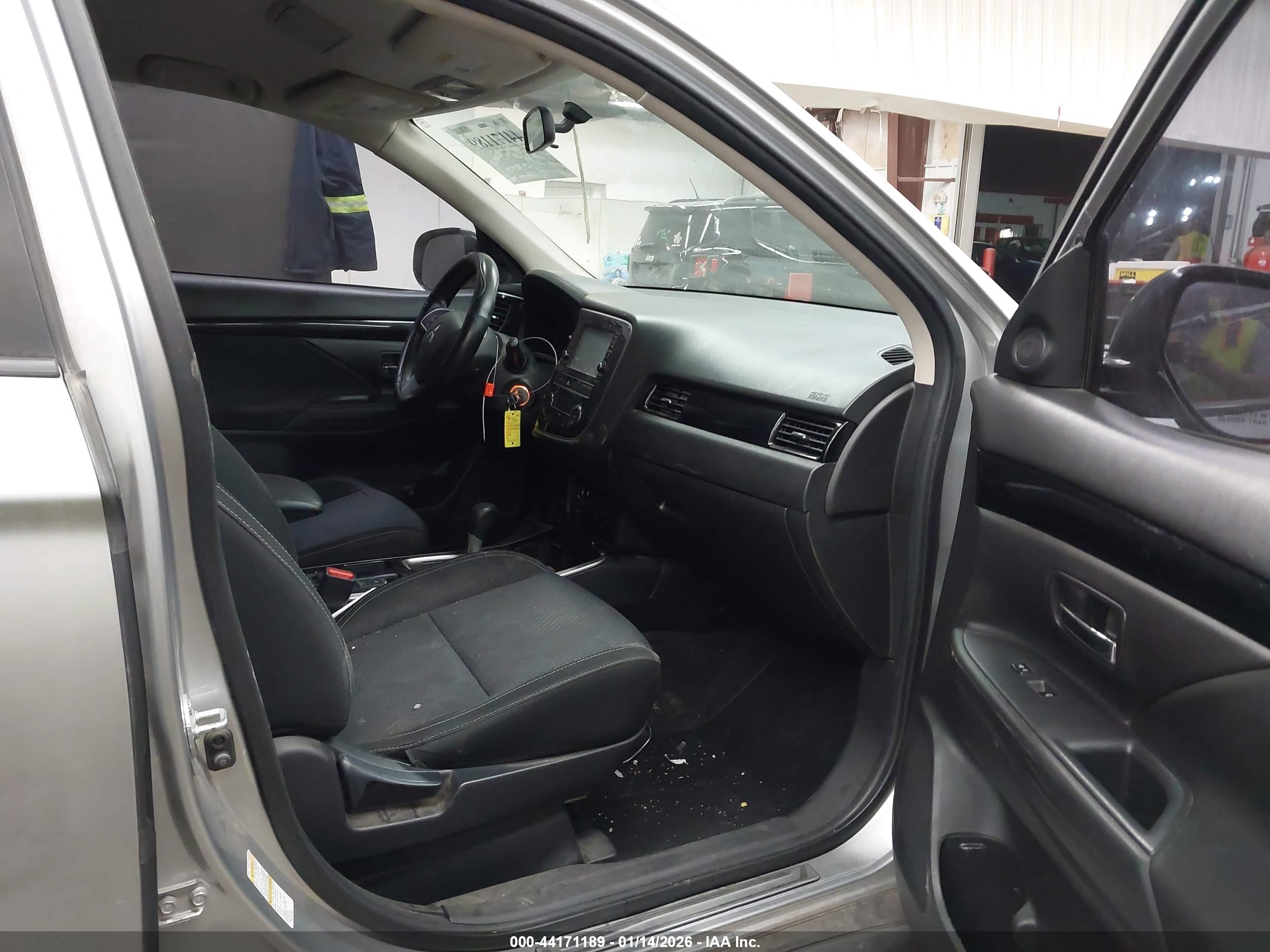 MITSUBISHI OUTLANDER image 5