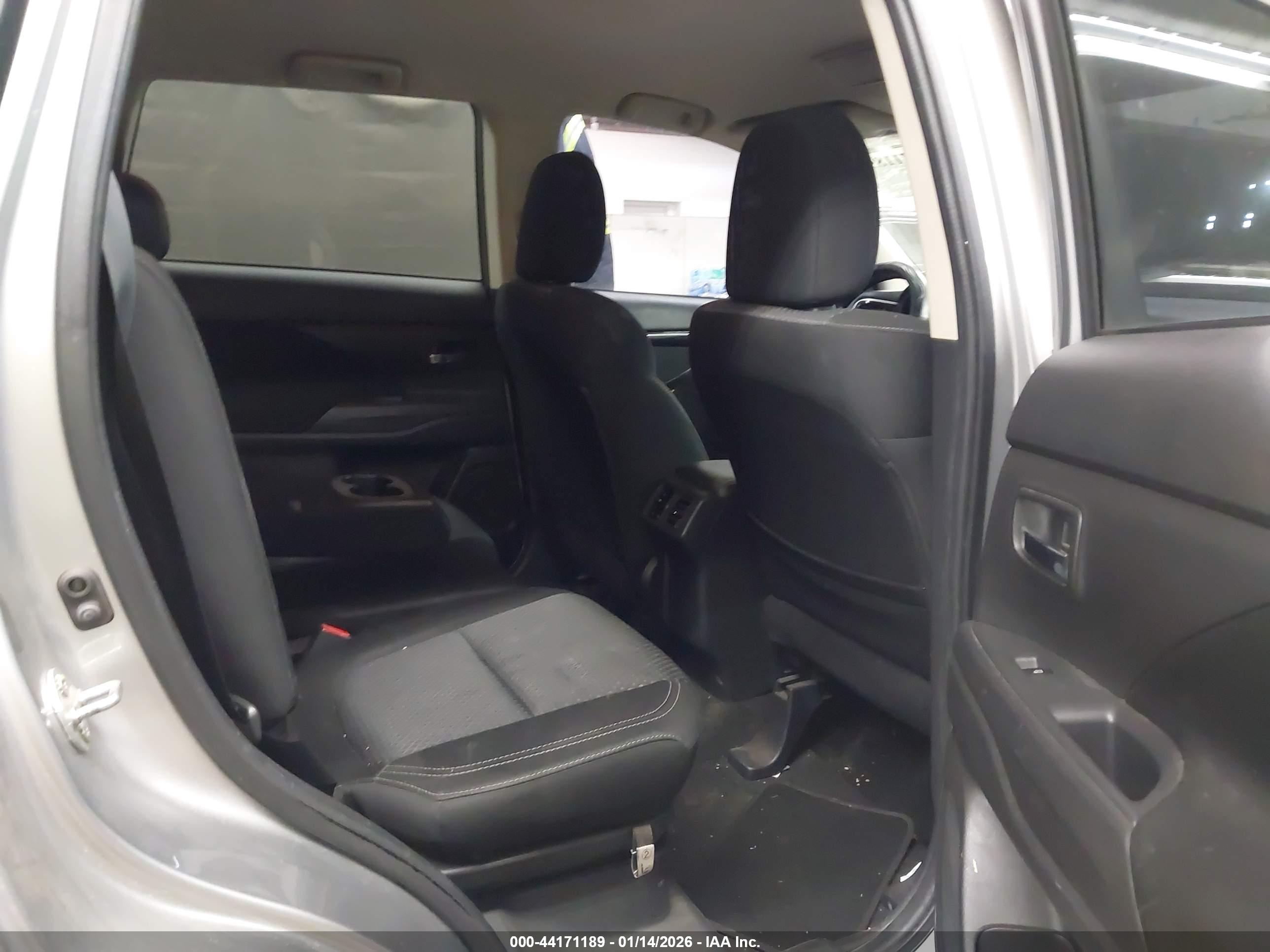 MITSUBISHI OUTLANDER image 8