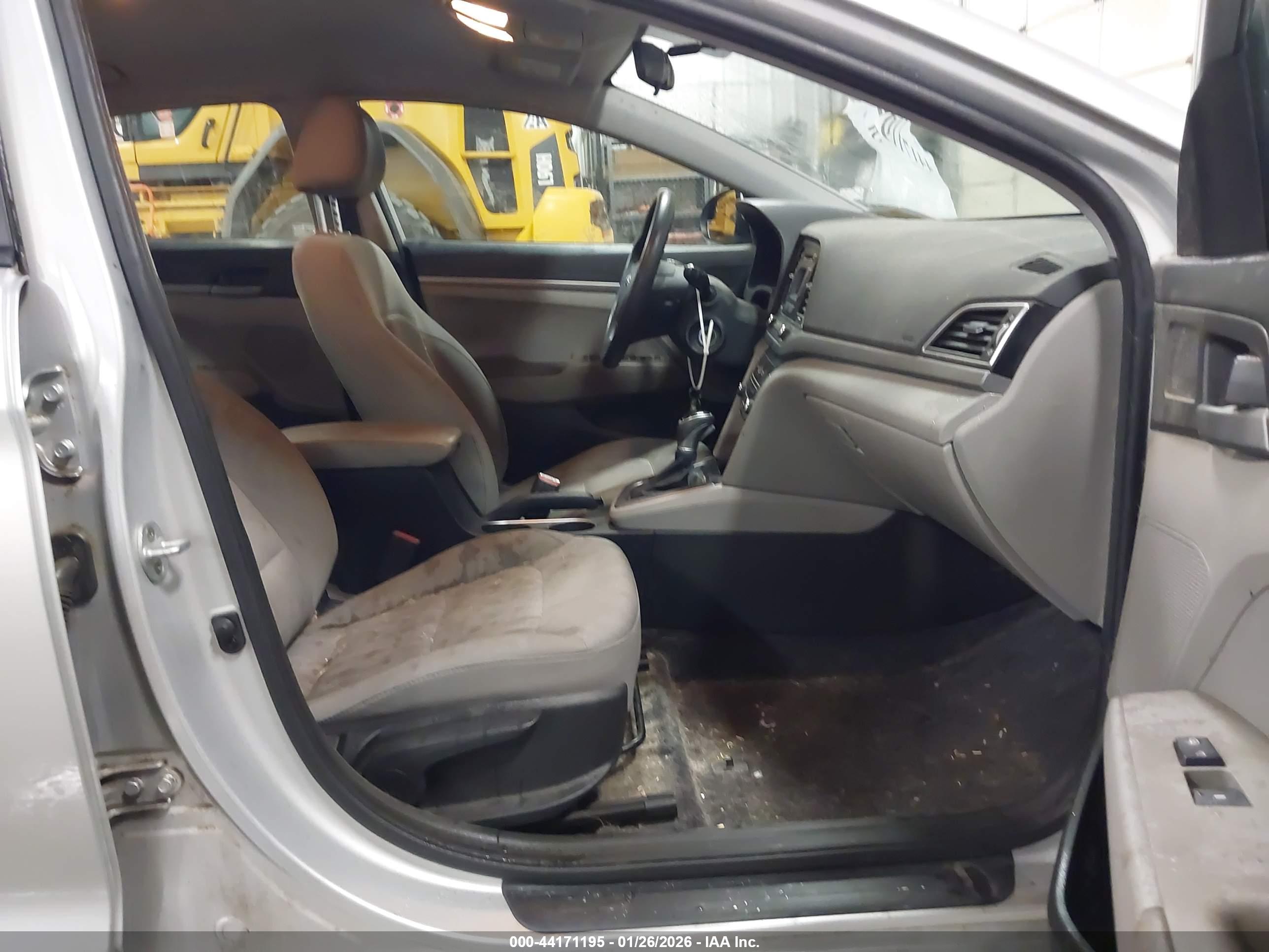 HYUNDAI ELANTRA image 5