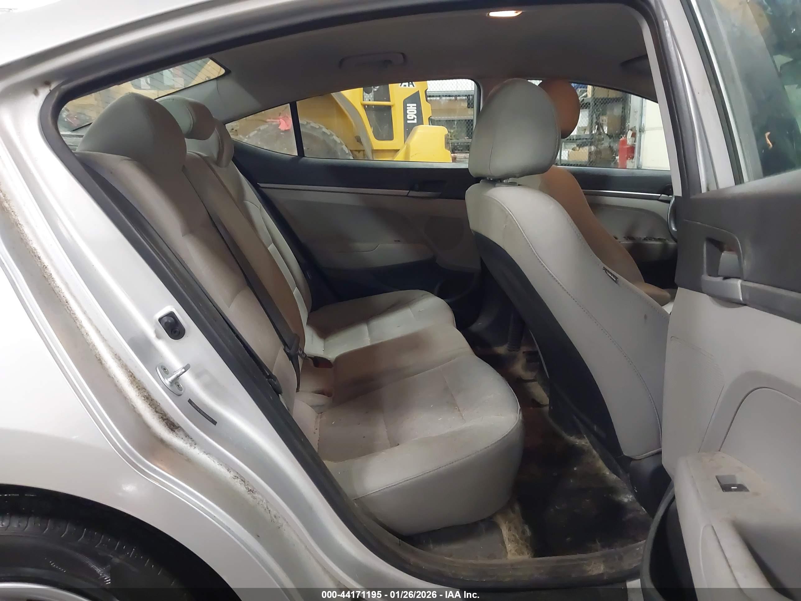 HYUNDAI ELANTRA image 8