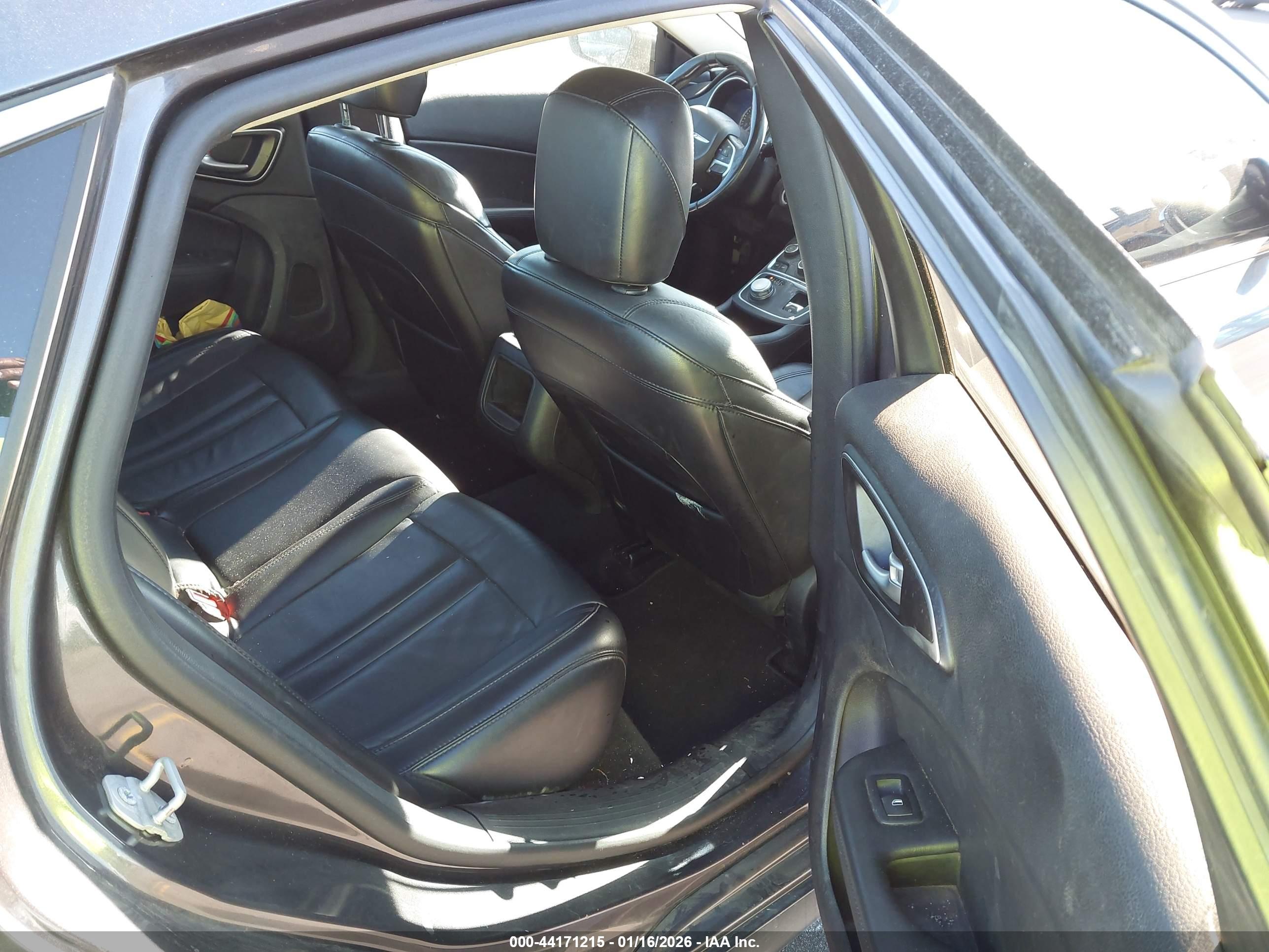 CHRYSLER 200 image 8