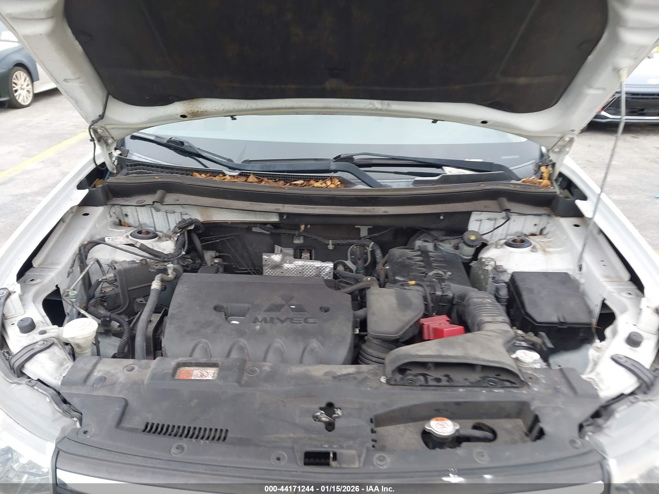 MITSUBISHI OUTLANDER image 10