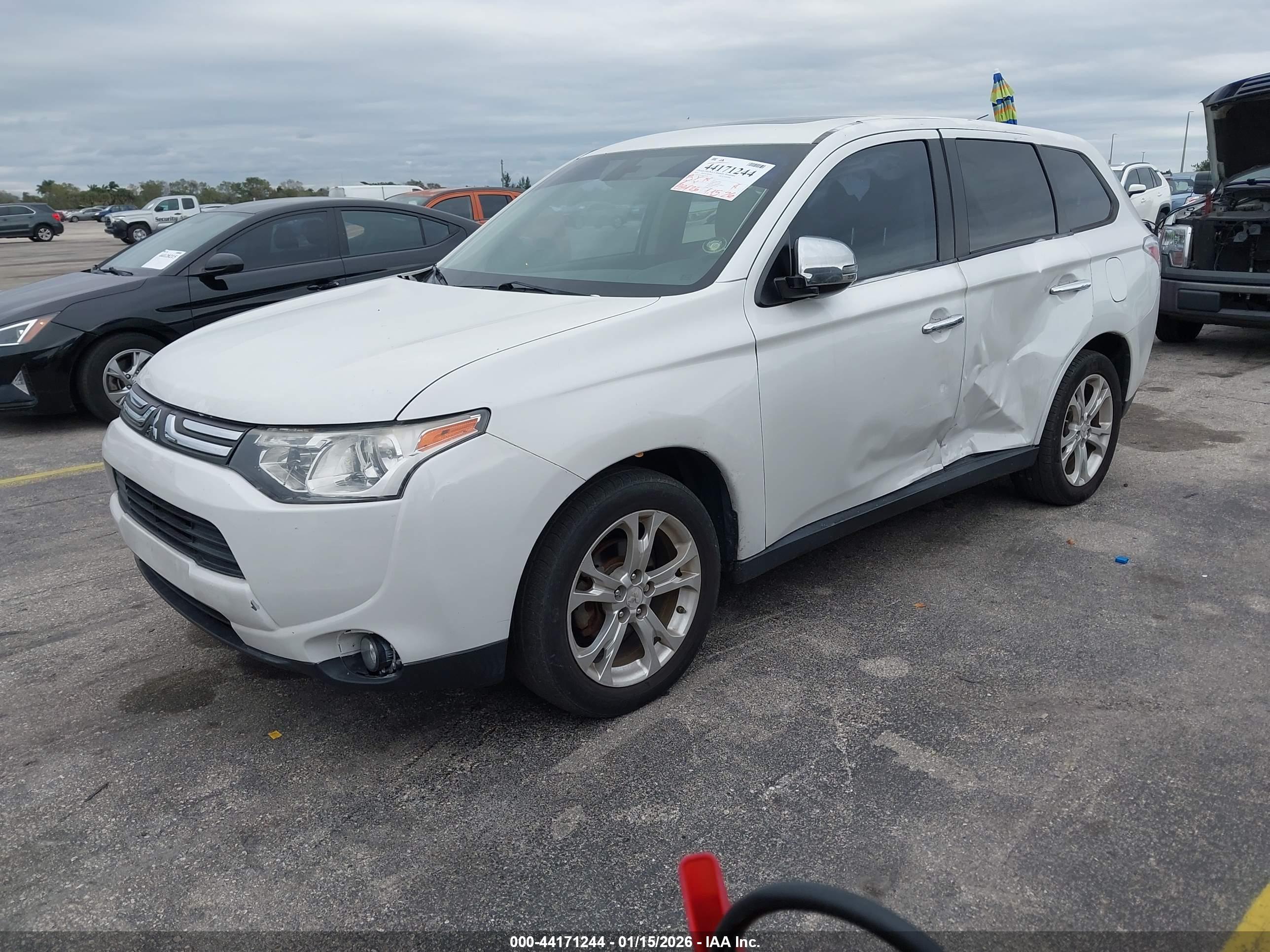 MITSUBISHI OUTLANDER image 2