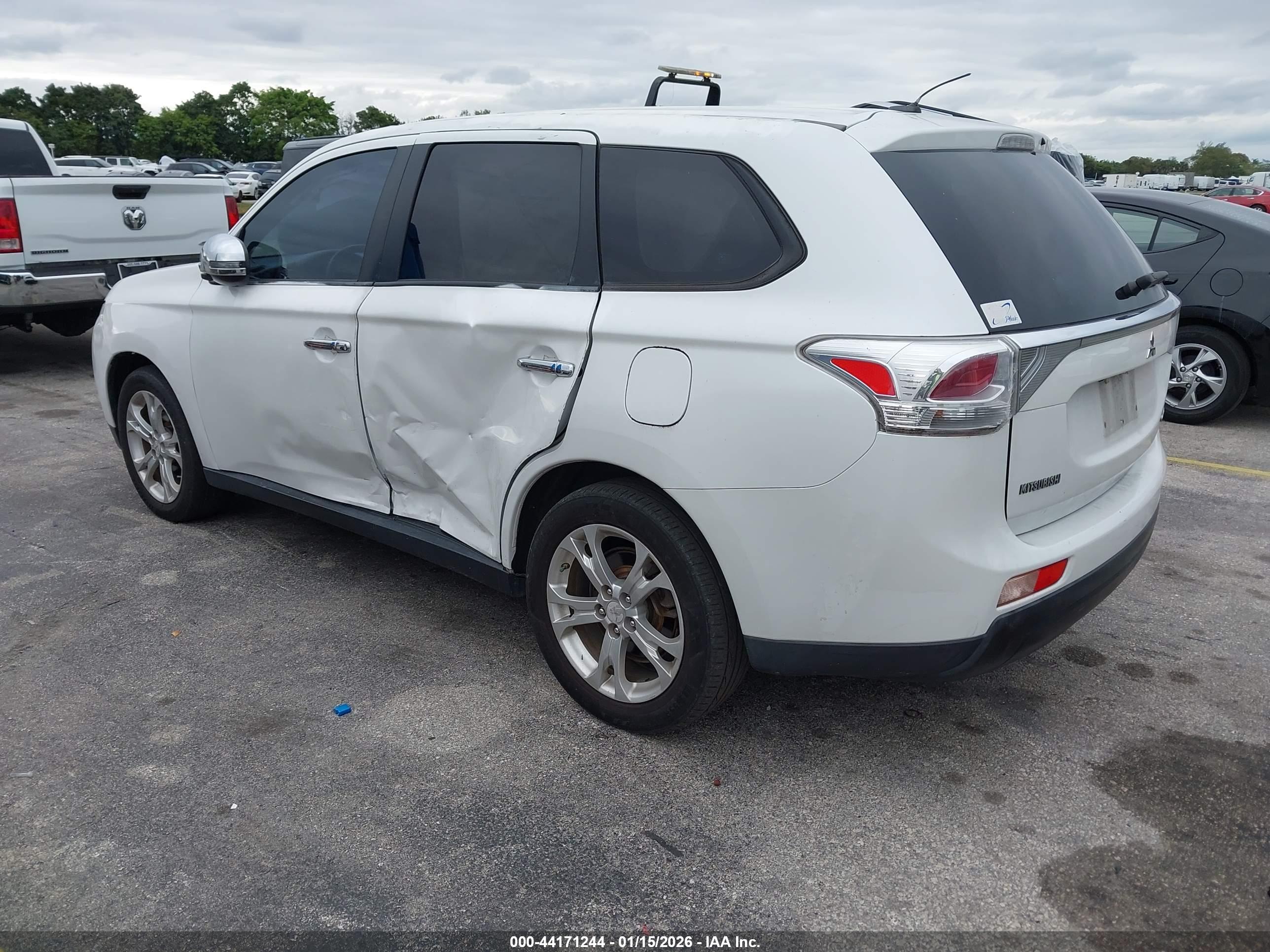 MITSUBISHI OUTLANDER image 3