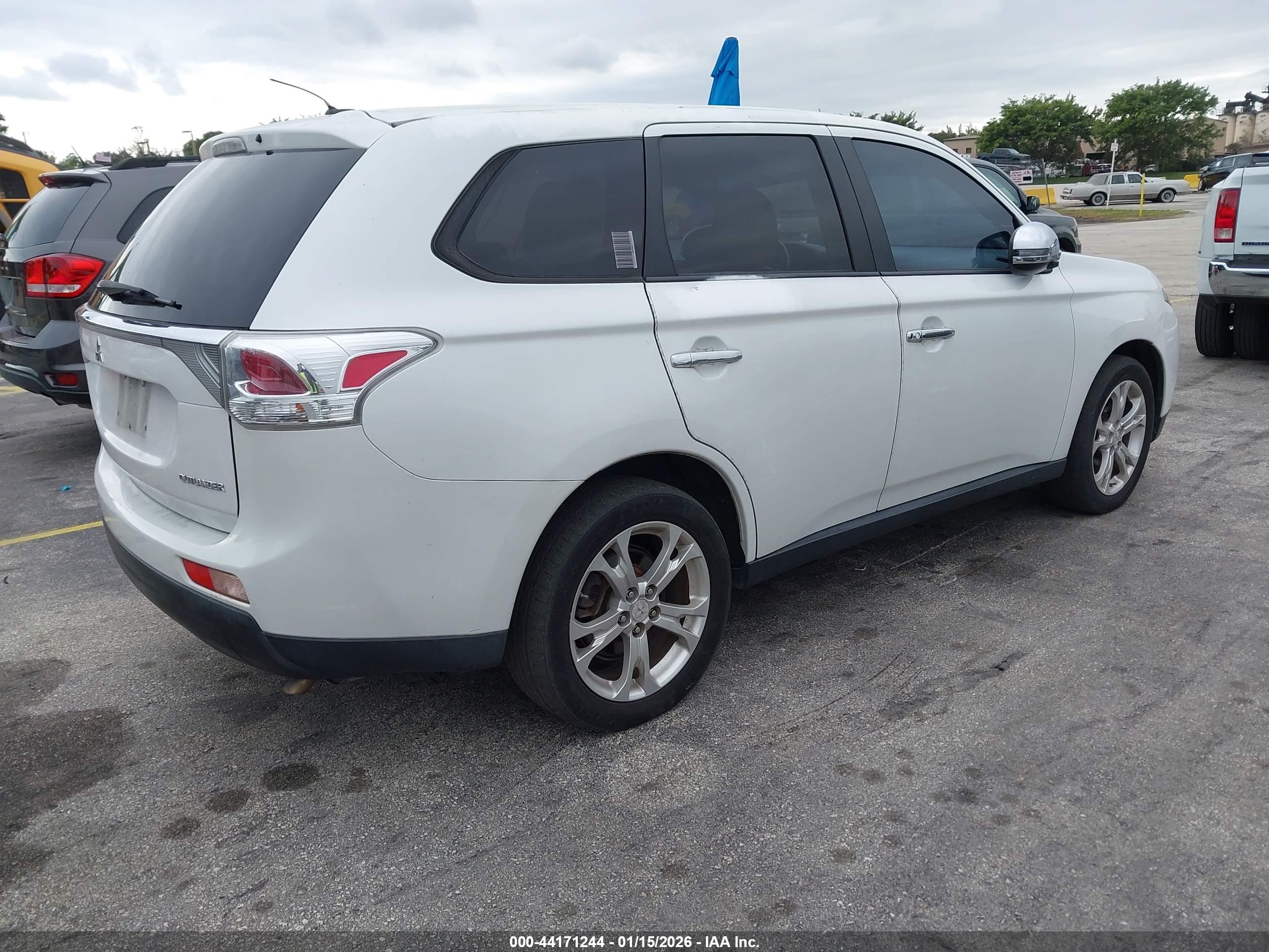 MITSUBISHI OUTLANDER image 4