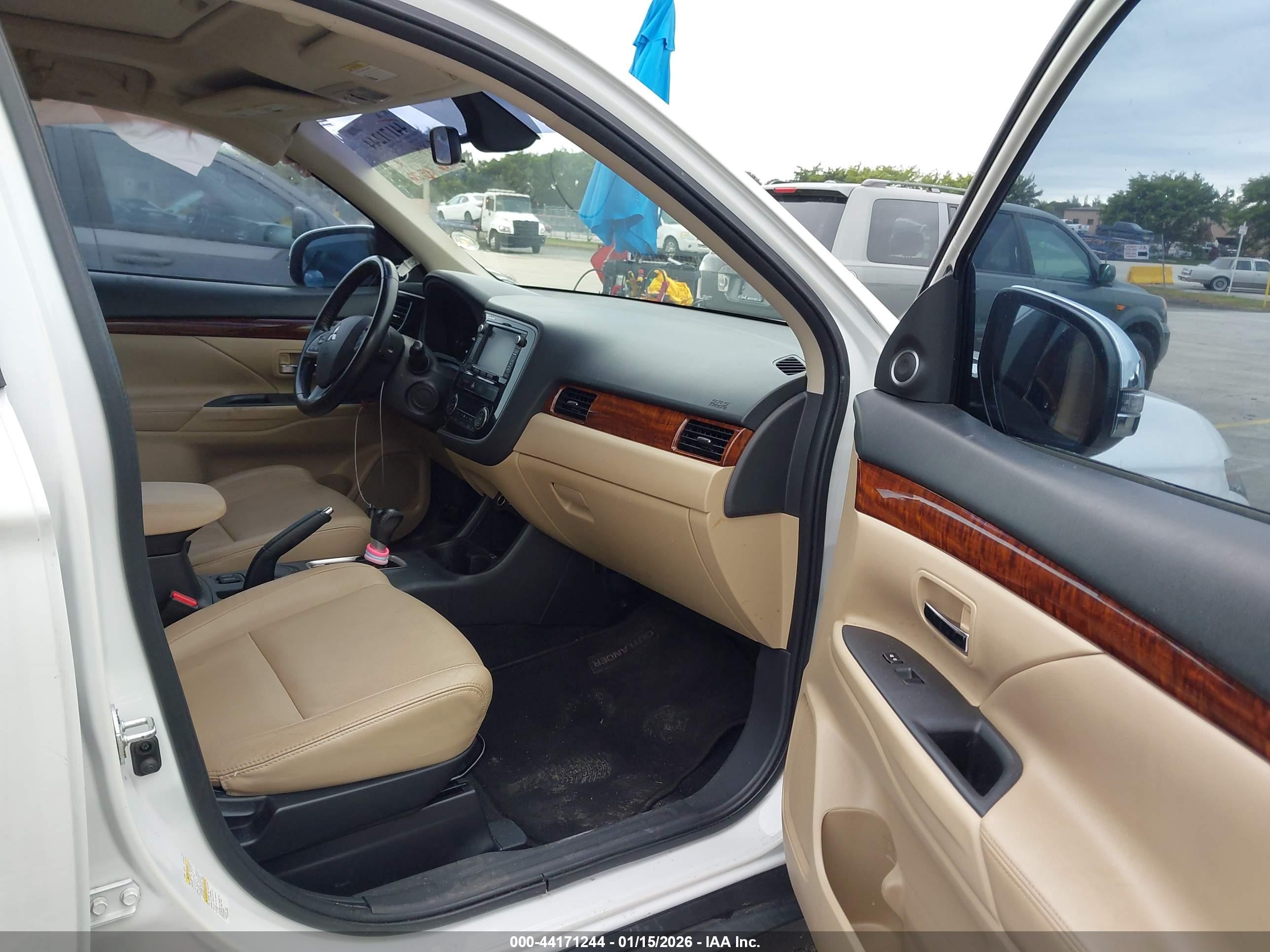 MITSUBISHI OUTLANDER image 5