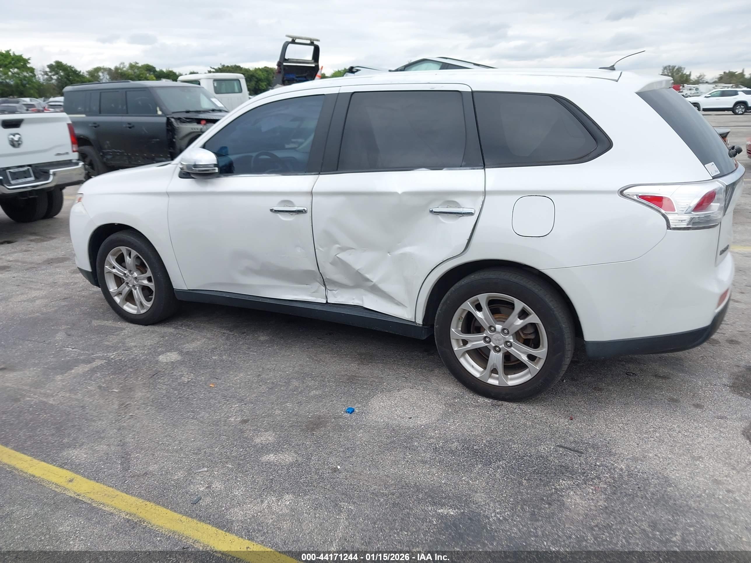MITSUBISHI OUTLANDER image 6