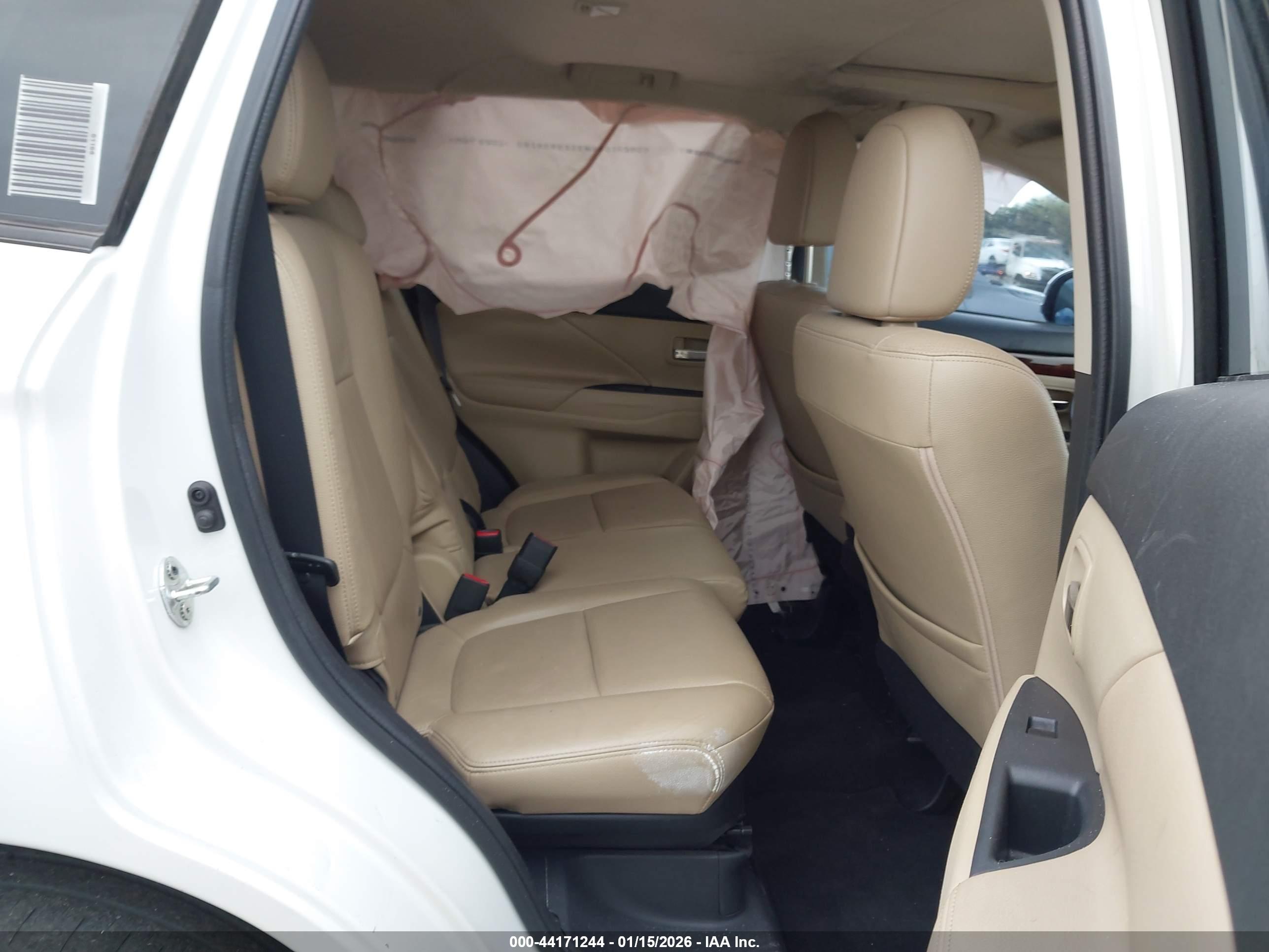 MITSUBISHI OUTLANDER image 8