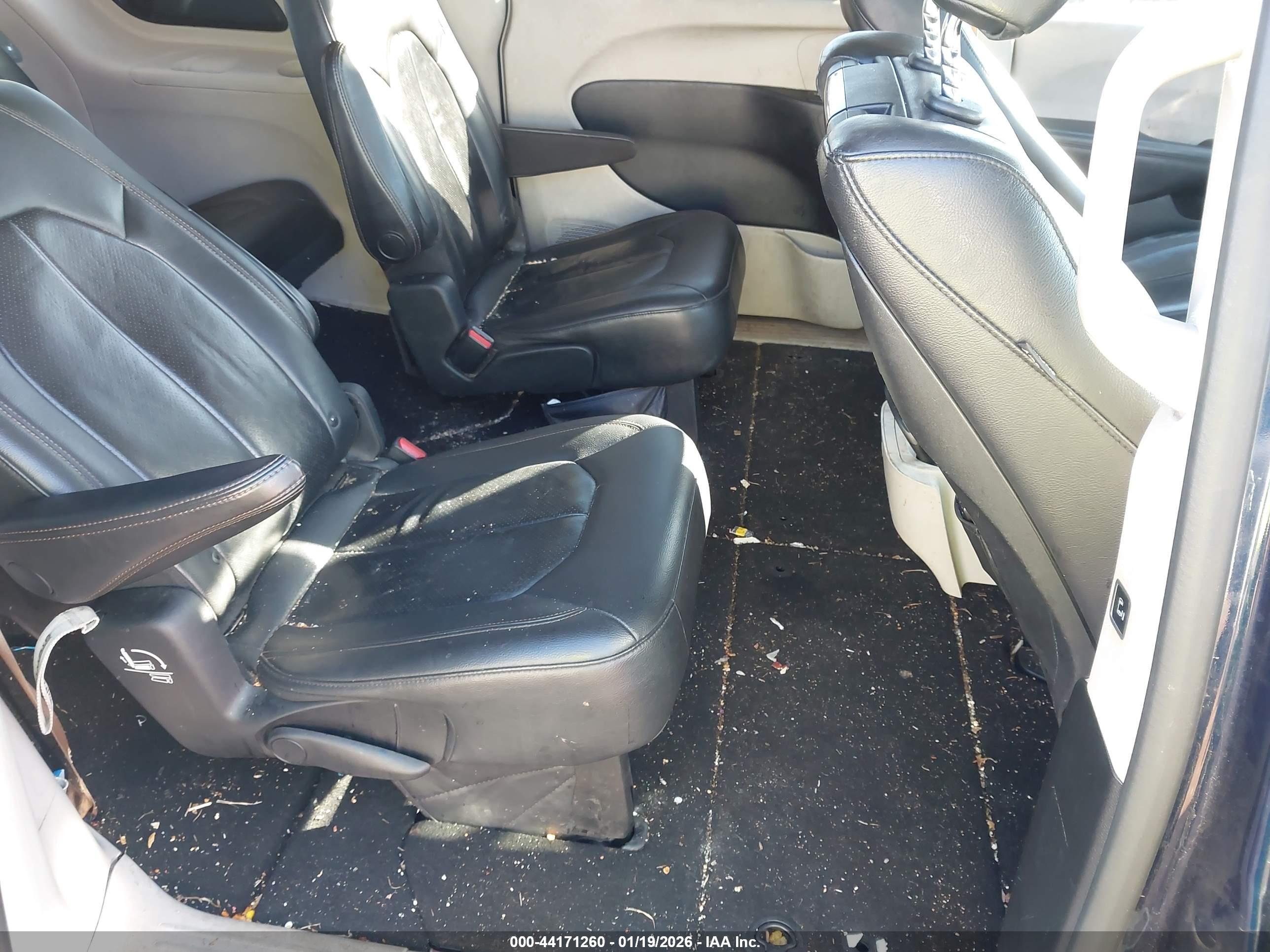 CHRYSLER PACIFICA image 8