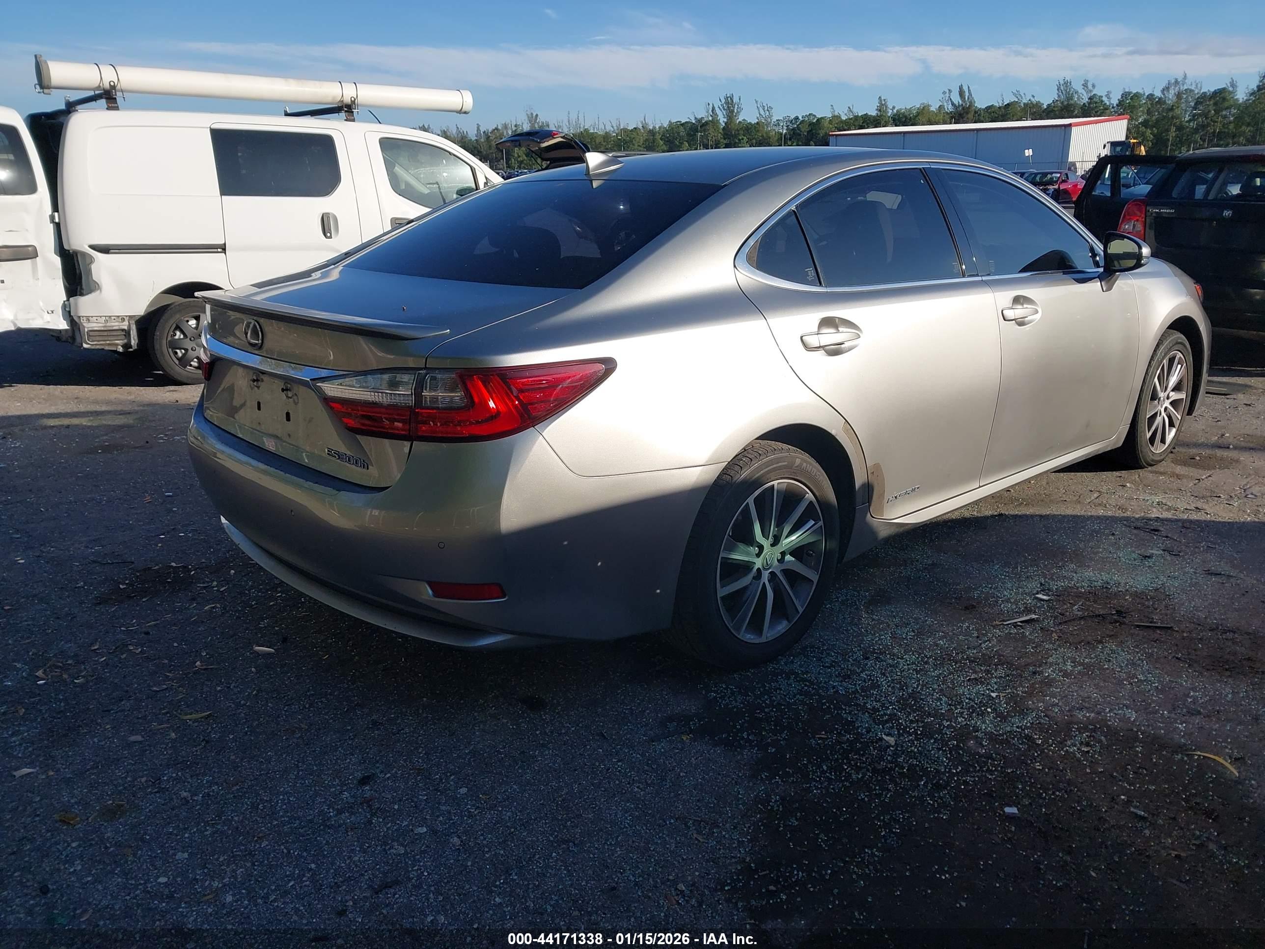 LEXUS ES image 4