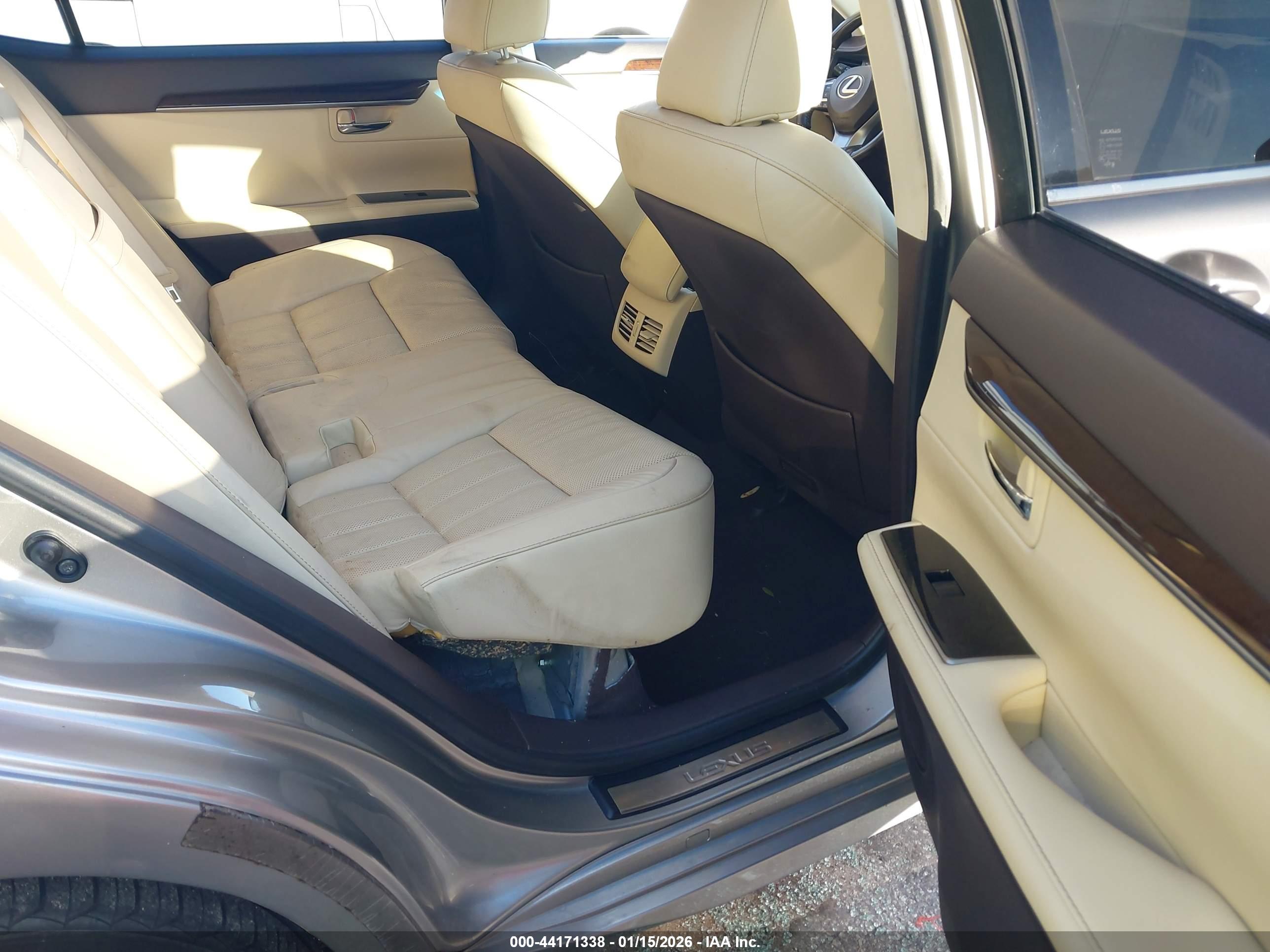 LEXUS ES image 8