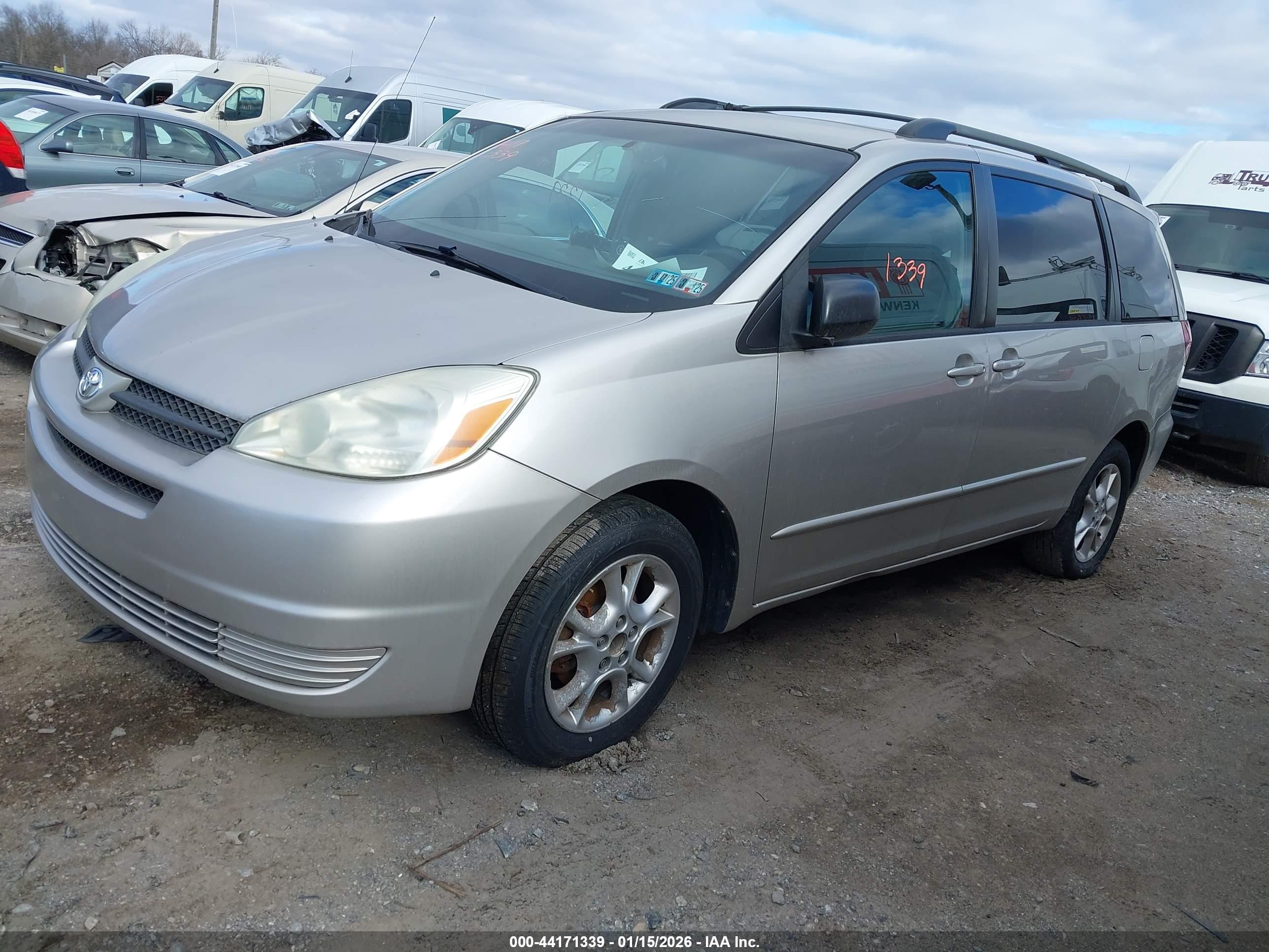 TOYOTA SIENNA image 2