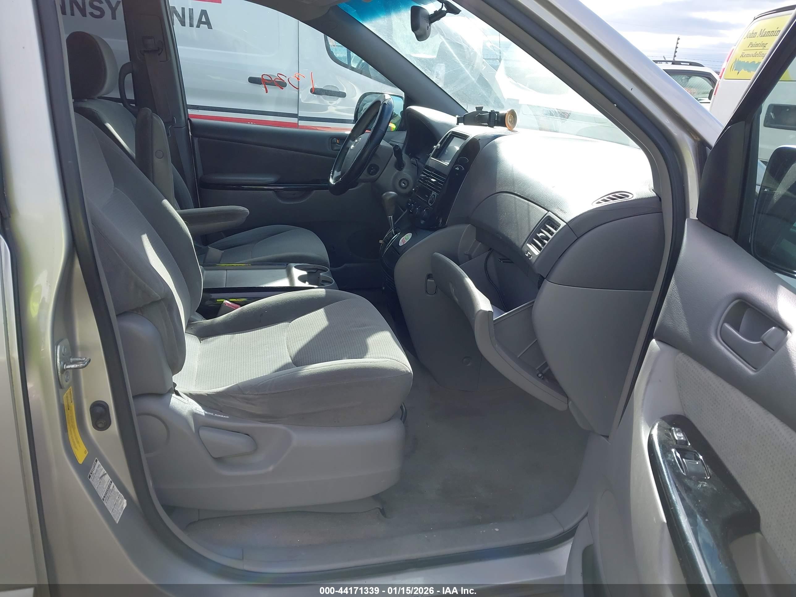 TOYOTA SIENNA image 5