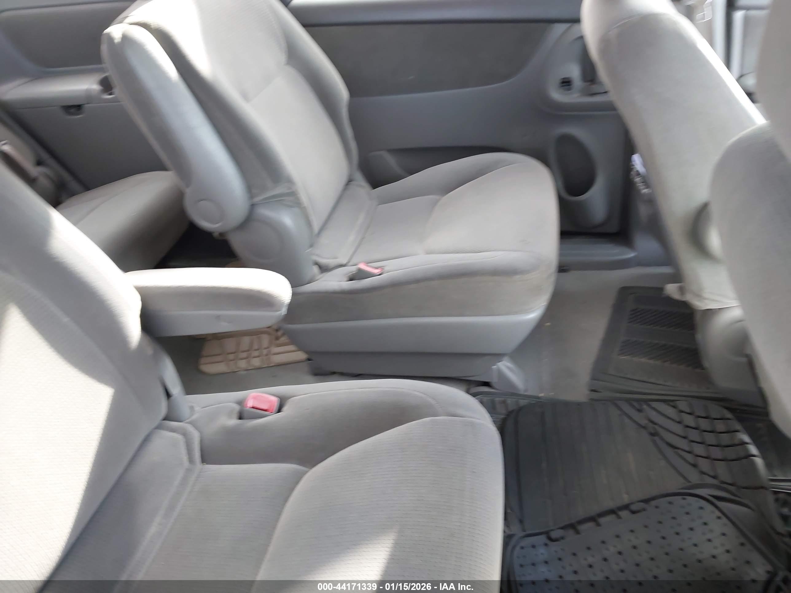 TOYOTA SIENNA image 8