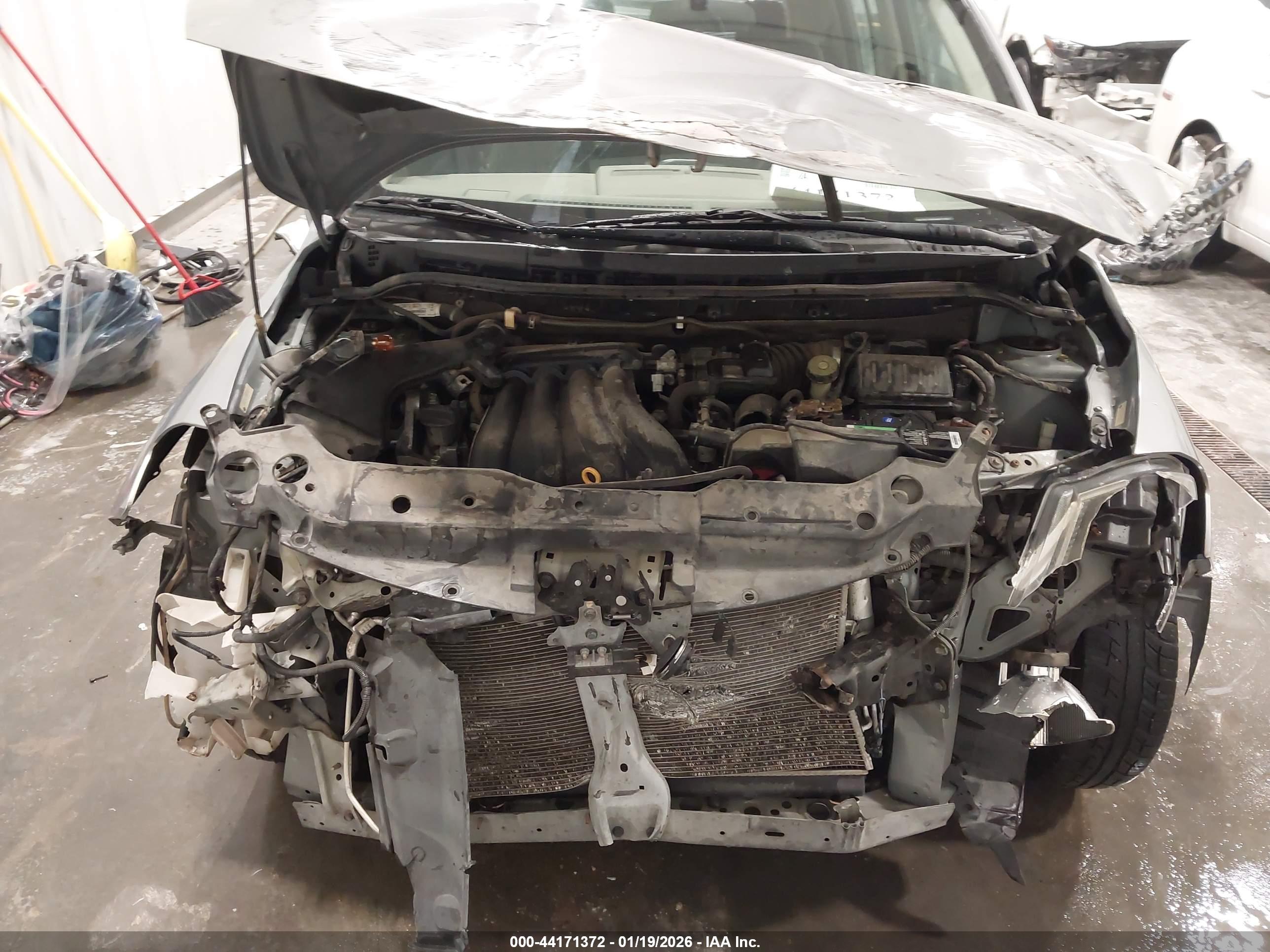 NISSAN VERSA image 10