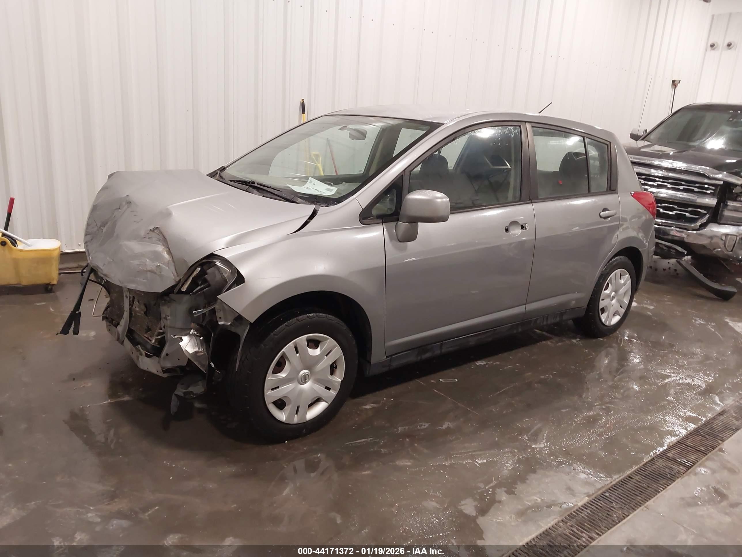 NISSAN VERSA image 2