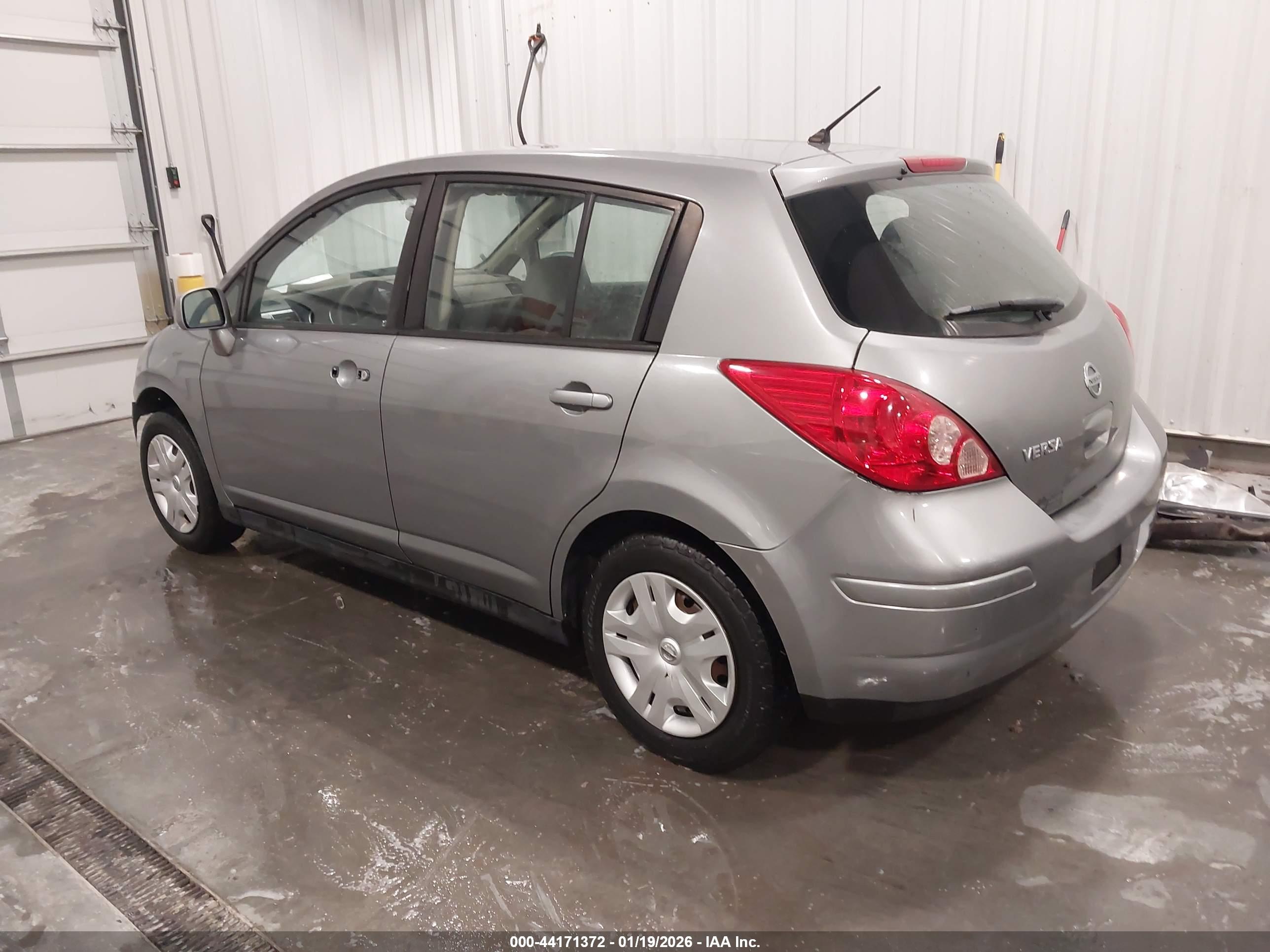 NISSAN VERSA image 3