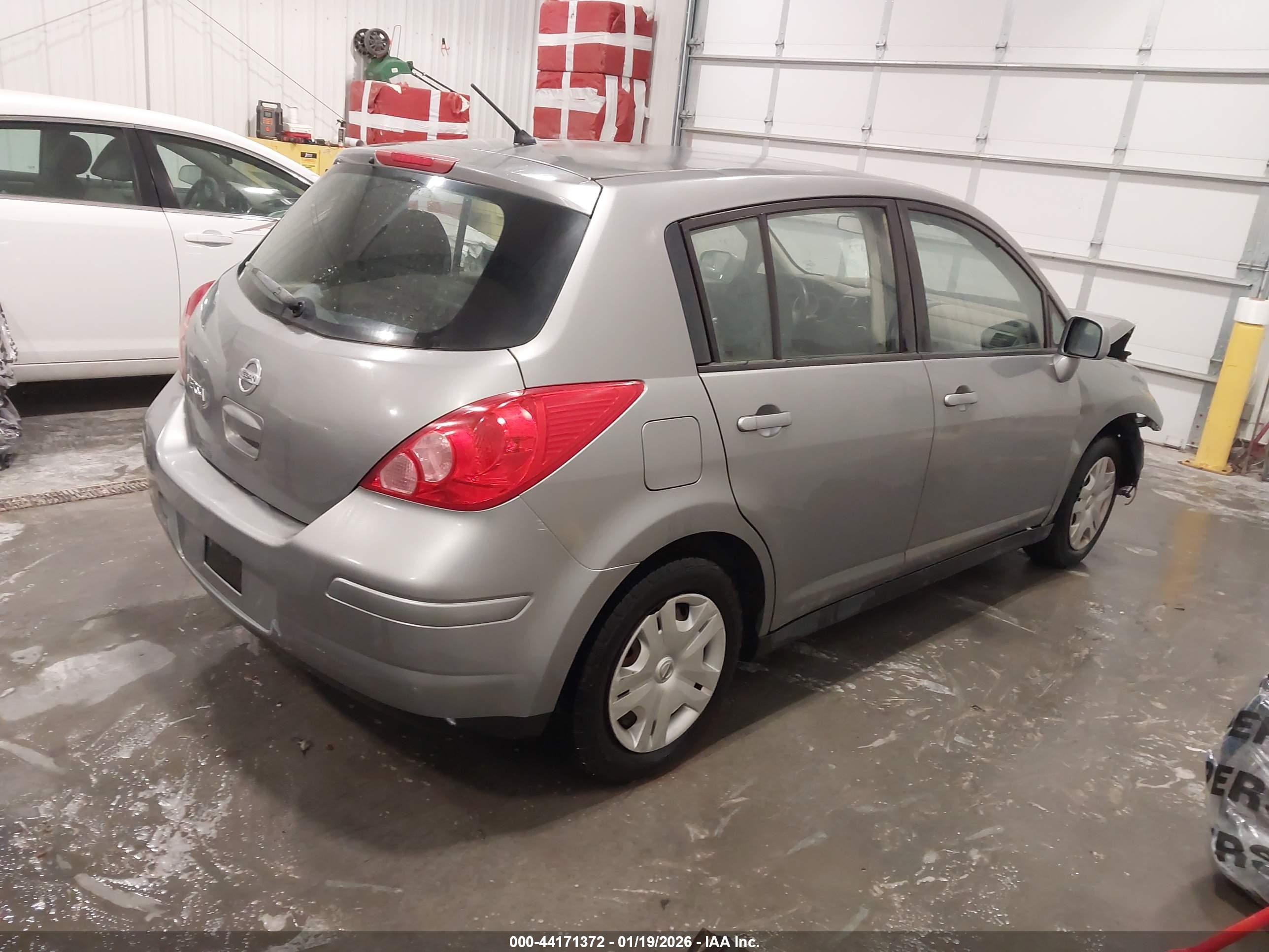 NISSAN VERSA image 4
