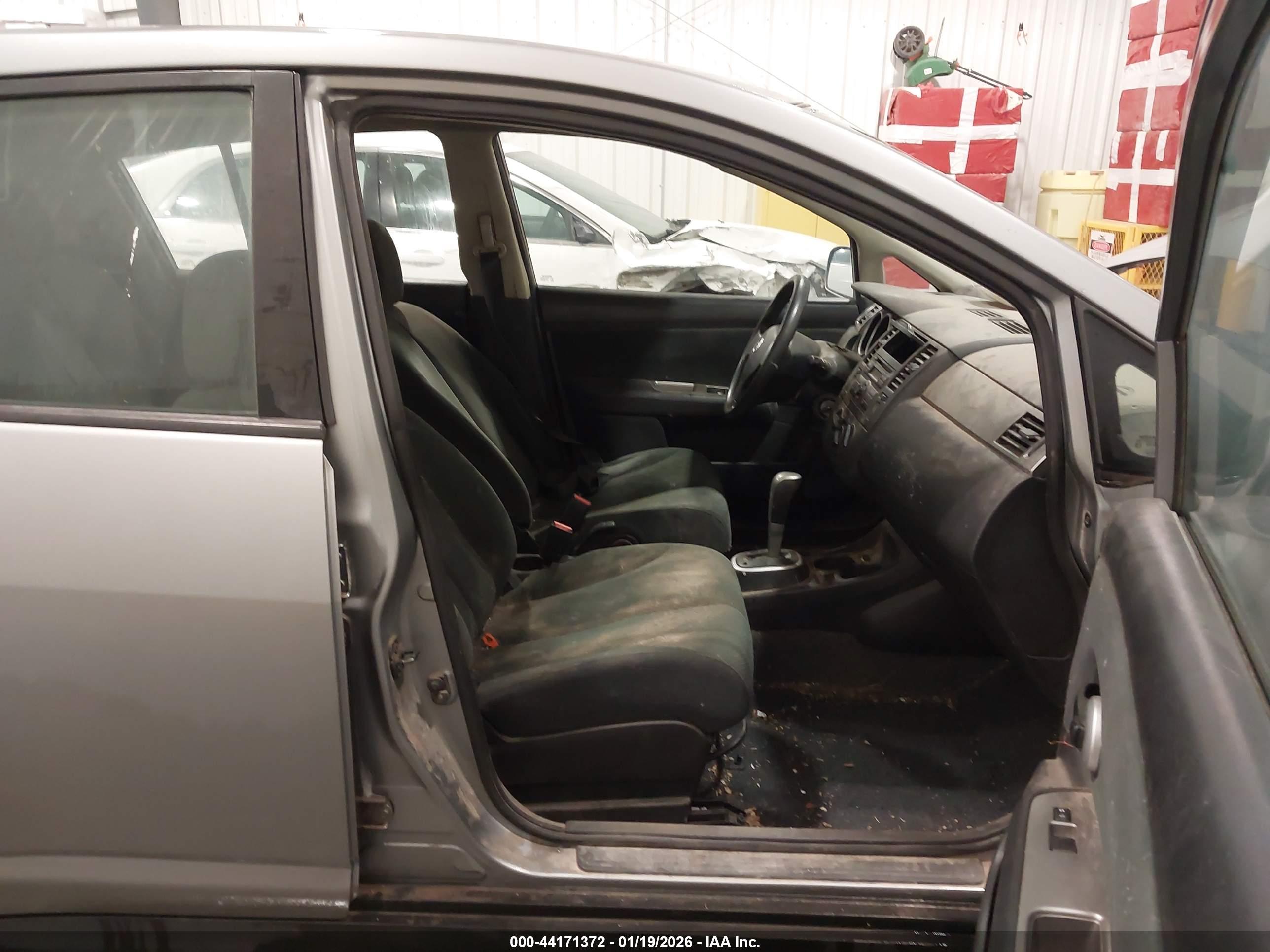 NISSAN VERSA image 5